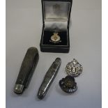 A DORSETSHIRE REGT. 'MARABOUT' BADGE, other badges and two penknives