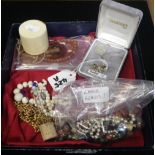 A COLLECTION OF JEWELLERY and loose beads, to include a bow brooch