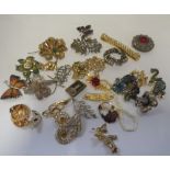 A COLLECTION OF COSTUME JEWELLERY