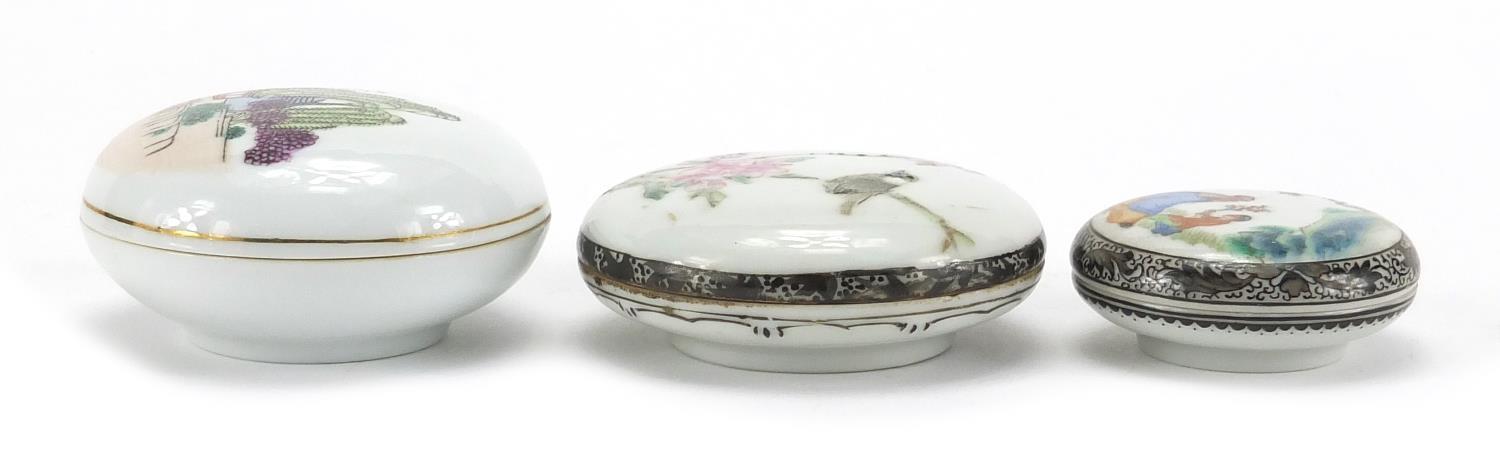 Three Chinese porcelain seal/rouge boxes, one hand painted in the famille rose palette with a figure - Image 4 of 19