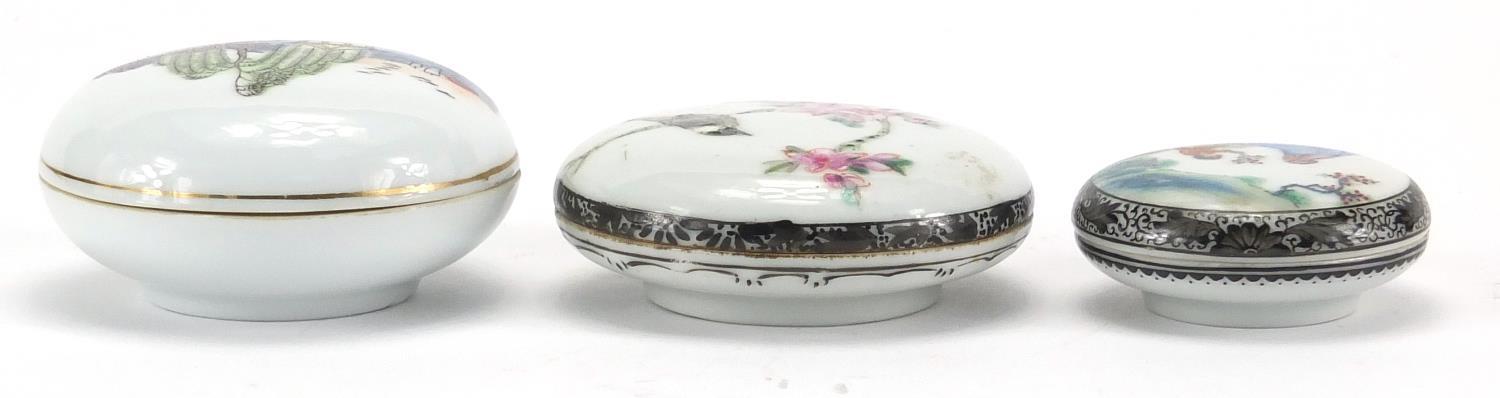 Three Chinese porcelain seal/rouge boxes, one hand painted in the famille rose palette with a figure - Image 7 of 19