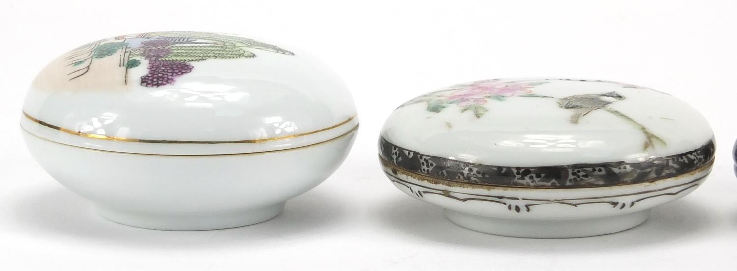 Three Chinese porcelain seal/rouge boxes, one hand painted in the famille rose palette with a figure - Image 5 of 19