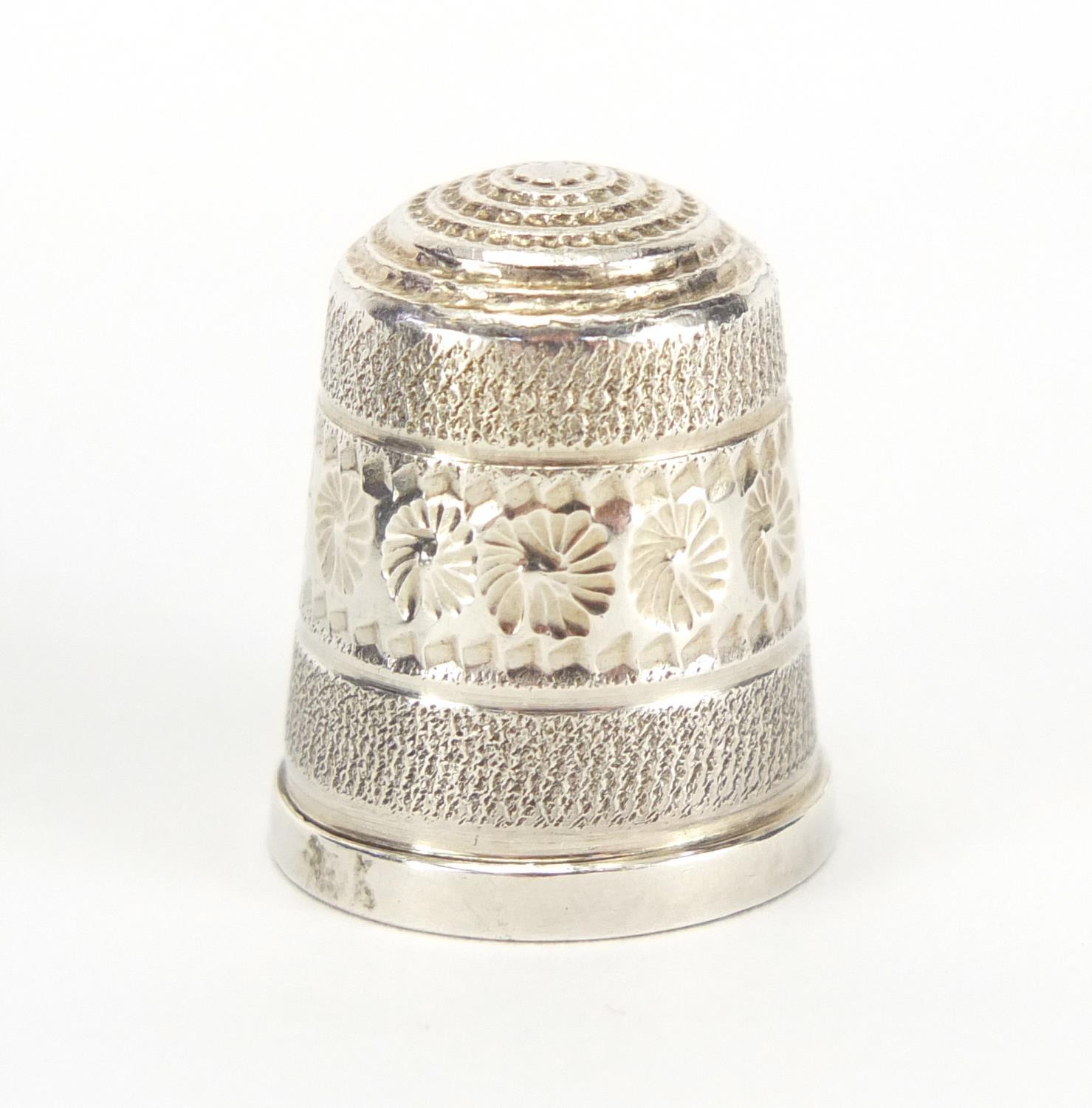 Sewing interest silver topped Lignum vitae cotton reel stand, with thimble, Birmingham 1989, 8cm - Image 4 of 5