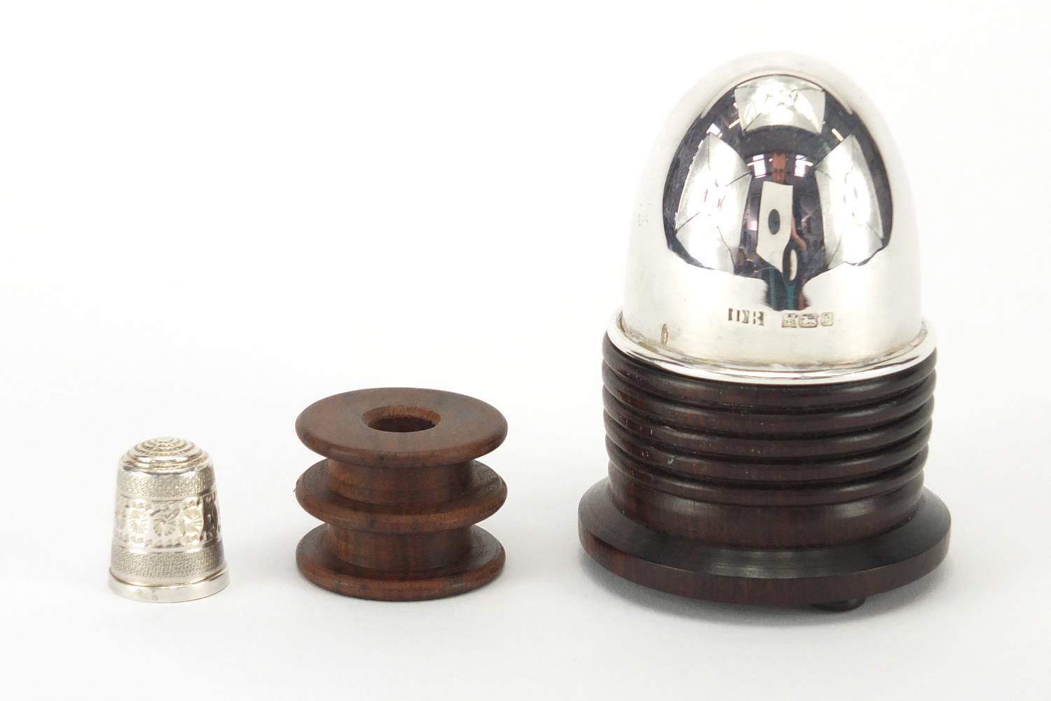 Sewing interest silver topped Lignum vitae cotton reel stand, with thimble, Birmingham 1989, 8cm - Image 2 of 5