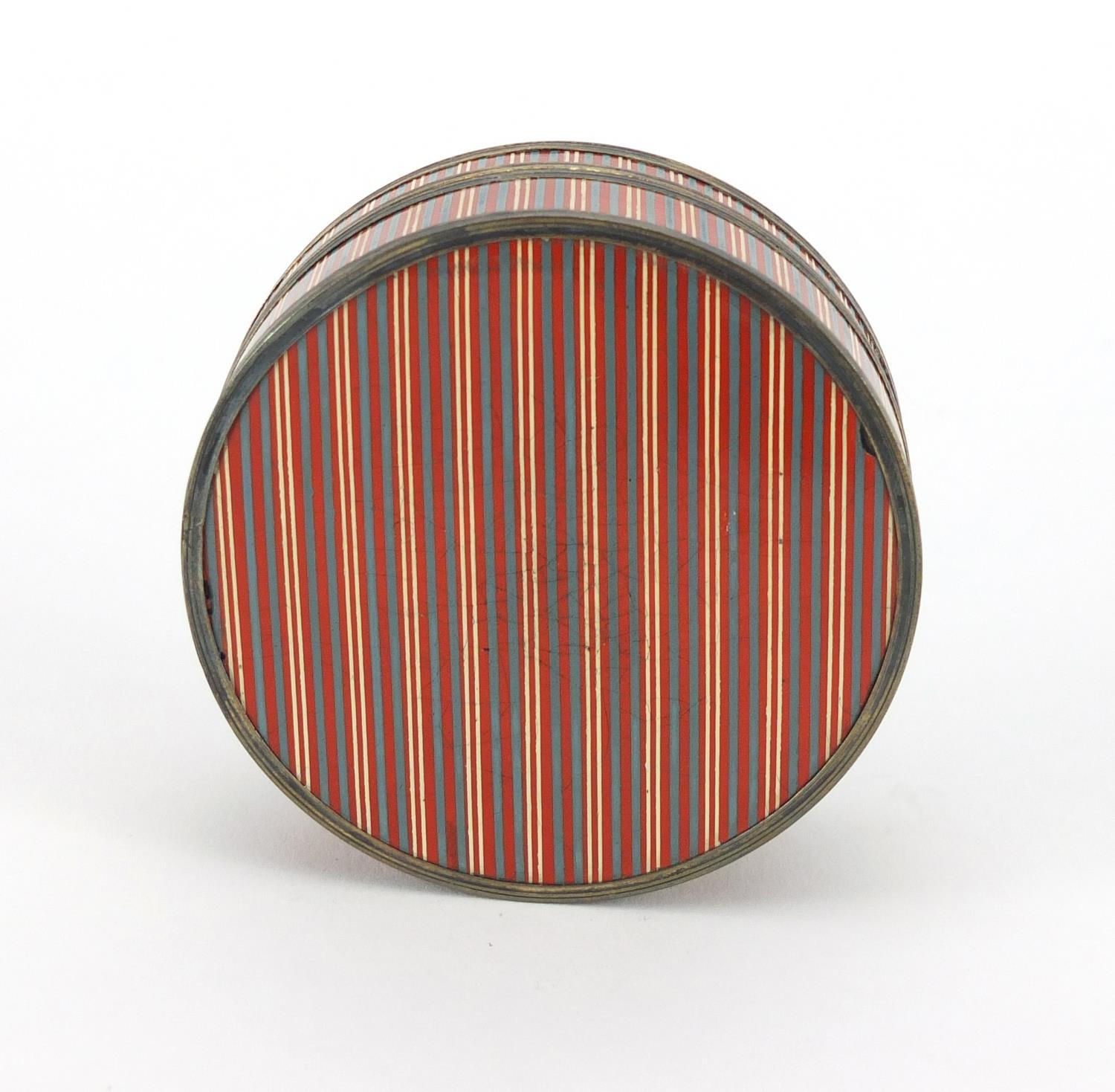 18th century French circular Vernis Martin snuff box with unmarked gold mounts and red tortoiseshell - Image 6 of 7