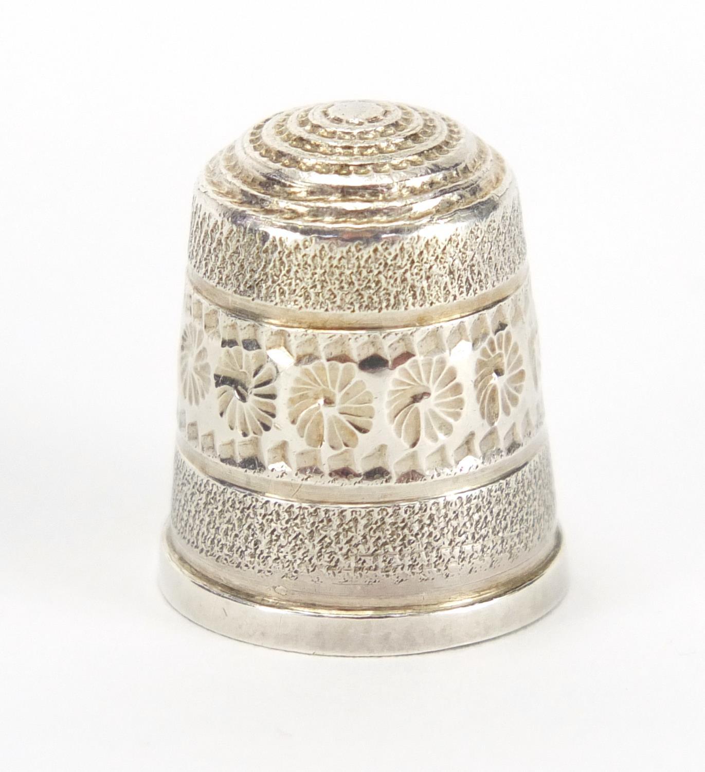 Sewing interest silver topped Lignum vitae cotton reel stand, with thimble, Birmingham 1989, 8cm - Image 5 of 5