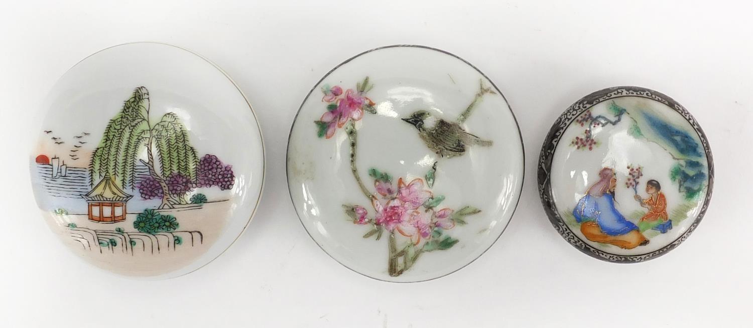 Three Chinese porcelain seal/rouge boxes, one hand painted in the famille rose palette with a figure - Image 13 of 19