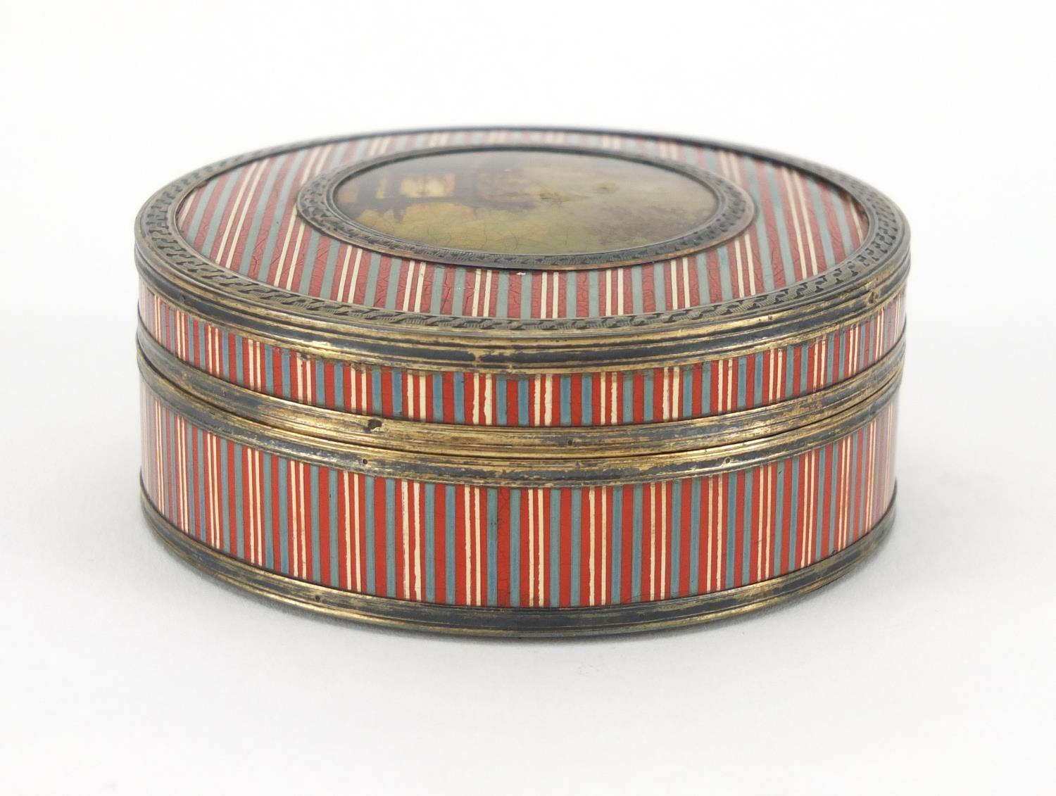 18th century French circular Vernis Martin snuff box with unmarked gold mounts and red tortoiseshell - Image 5 of 7