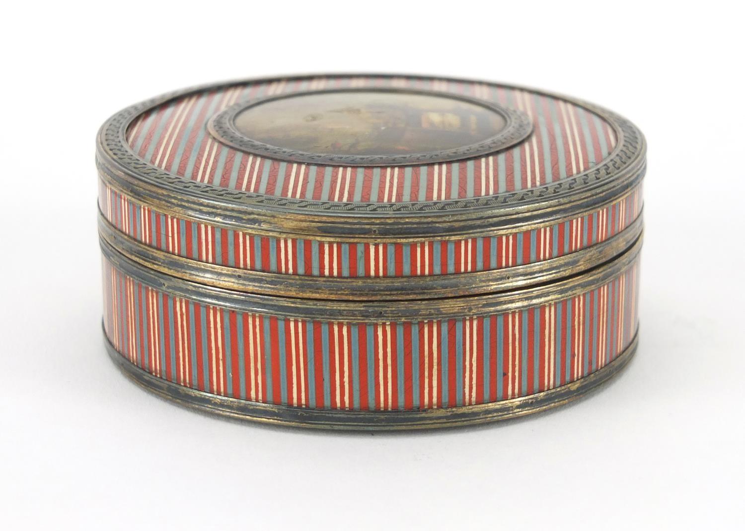 18th century French circular Vernis Martin snuff box with unmarked gold mounts and red tortoiseshell - Image 4 of 7