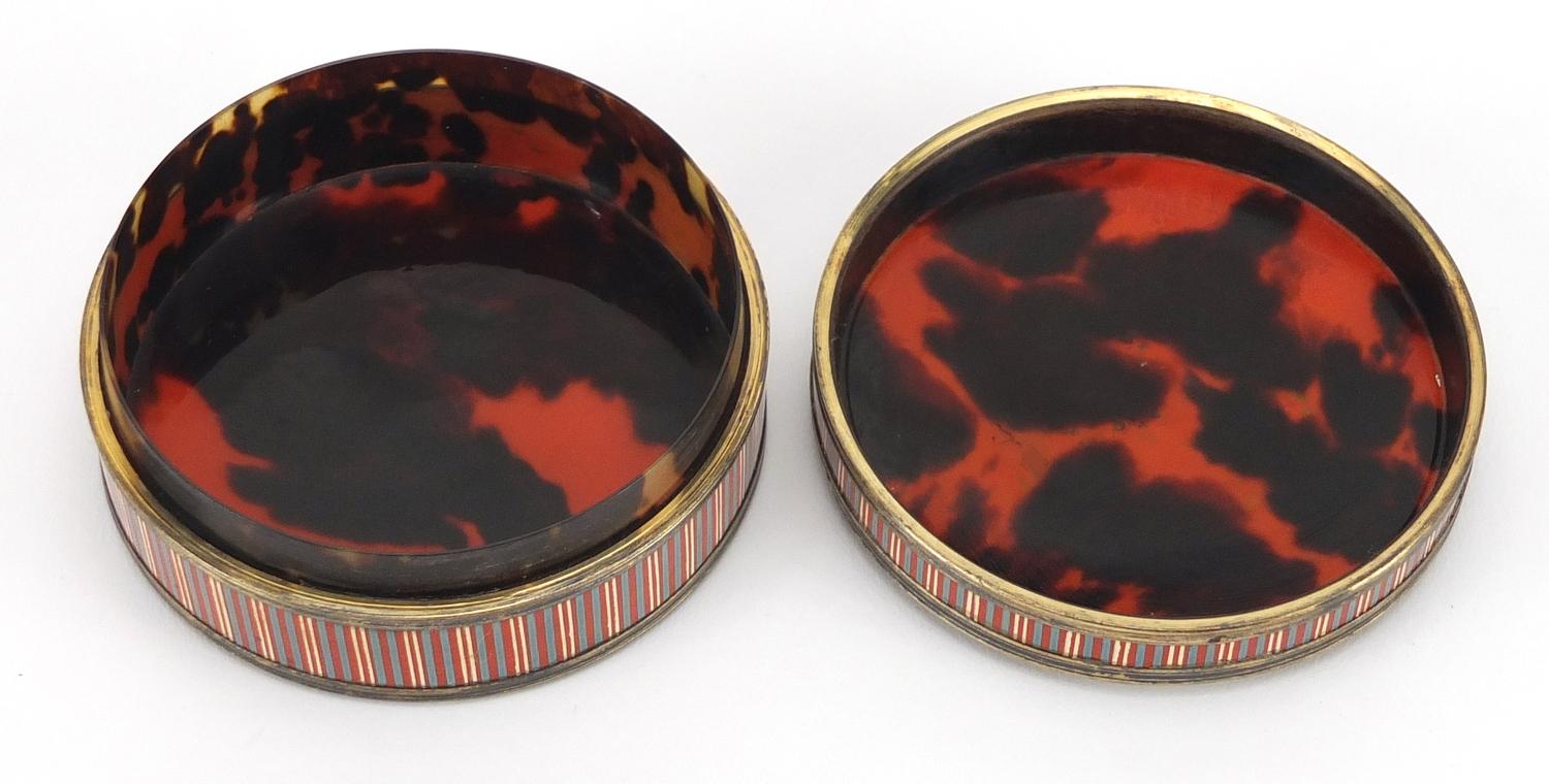 18th century French circular Vernis Martin snuff box with unmarked gold mounts and red tortoiseshell - Image 7 of 7