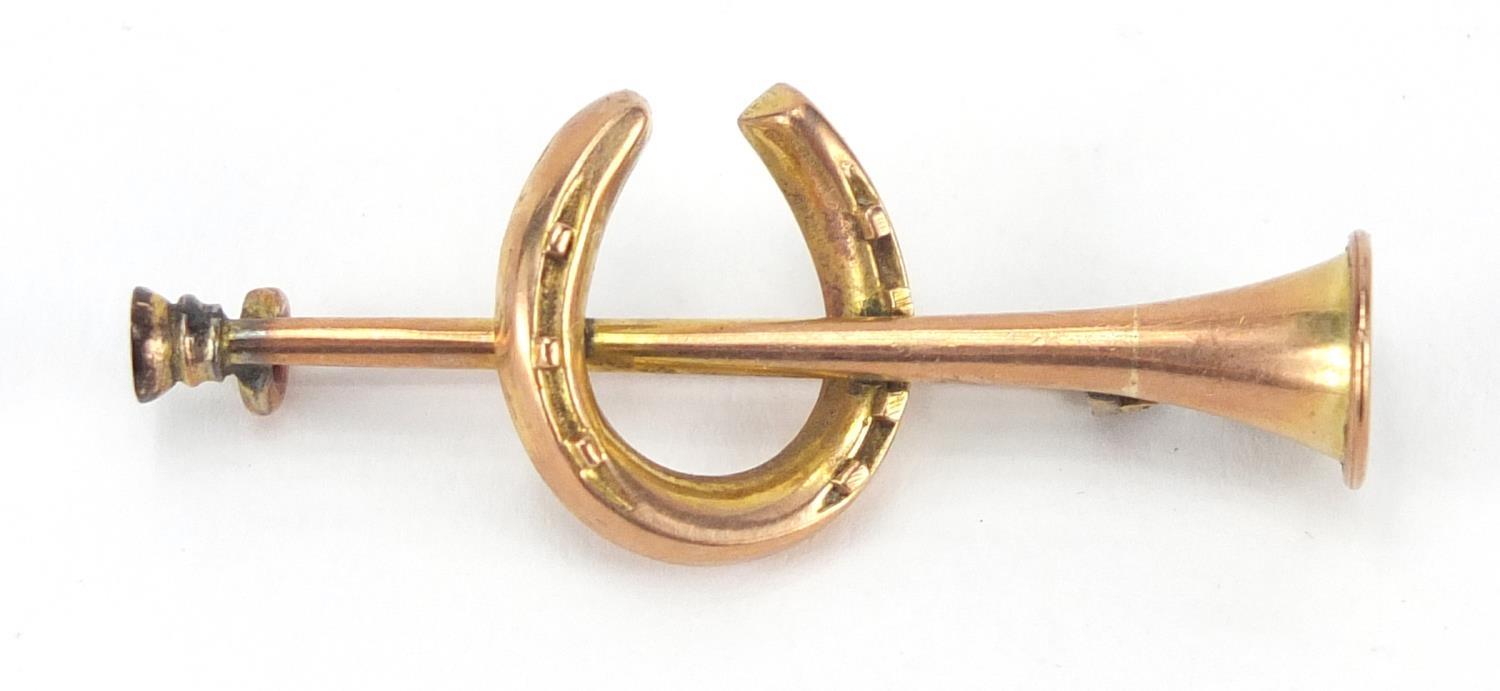 Equestrian hunting horn and horseshoe bar brooch, 4cm in length, approximate weight 3.4g : For
