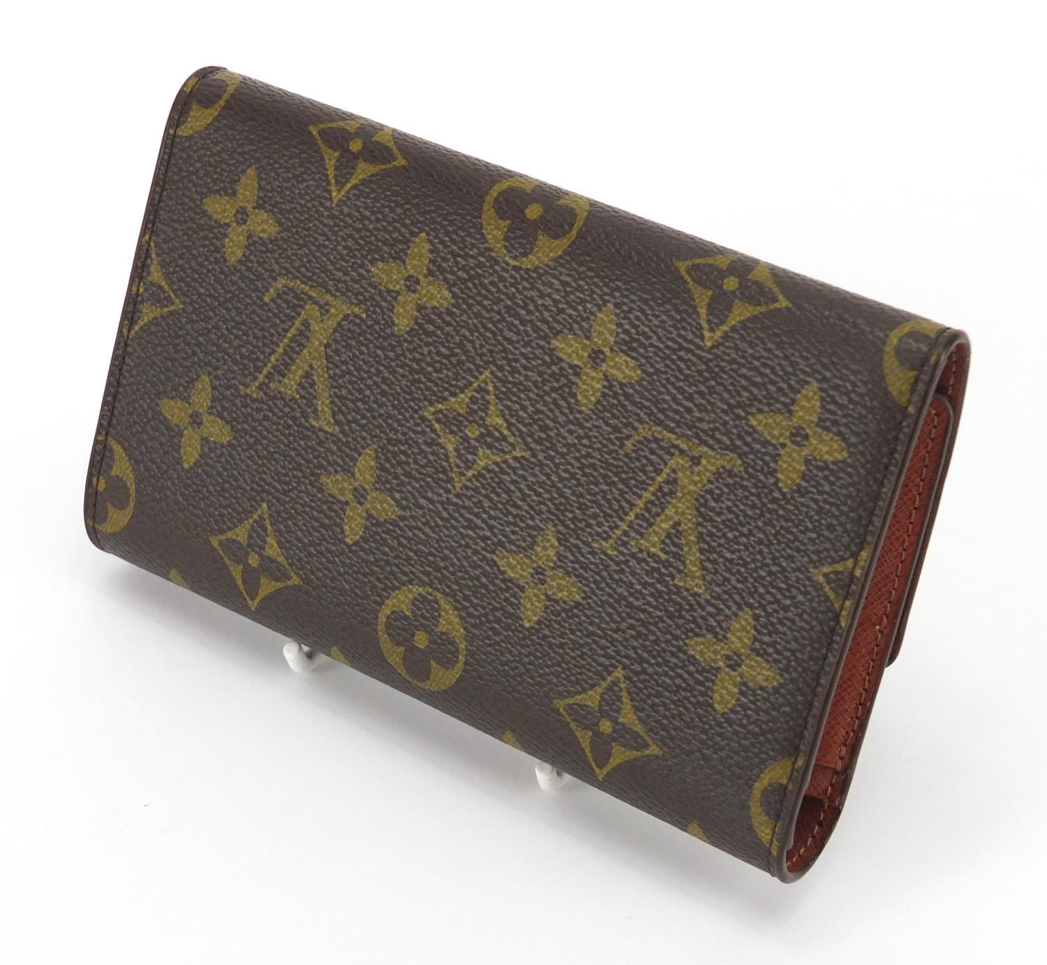 Louis Vuitton monogrammed purse with dust cover and box, 16cm wide : For further Condition Reports - Image 3 of 10
