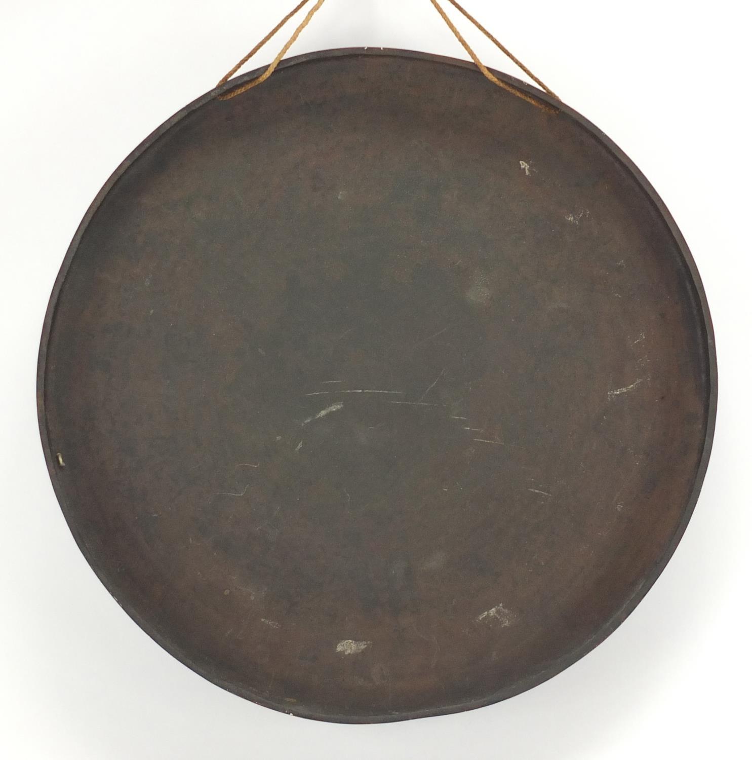 Oriental red lacquered bronze gong, with fan shaped panels of flowers, 40cm in diameter : For - Image 3 of 3