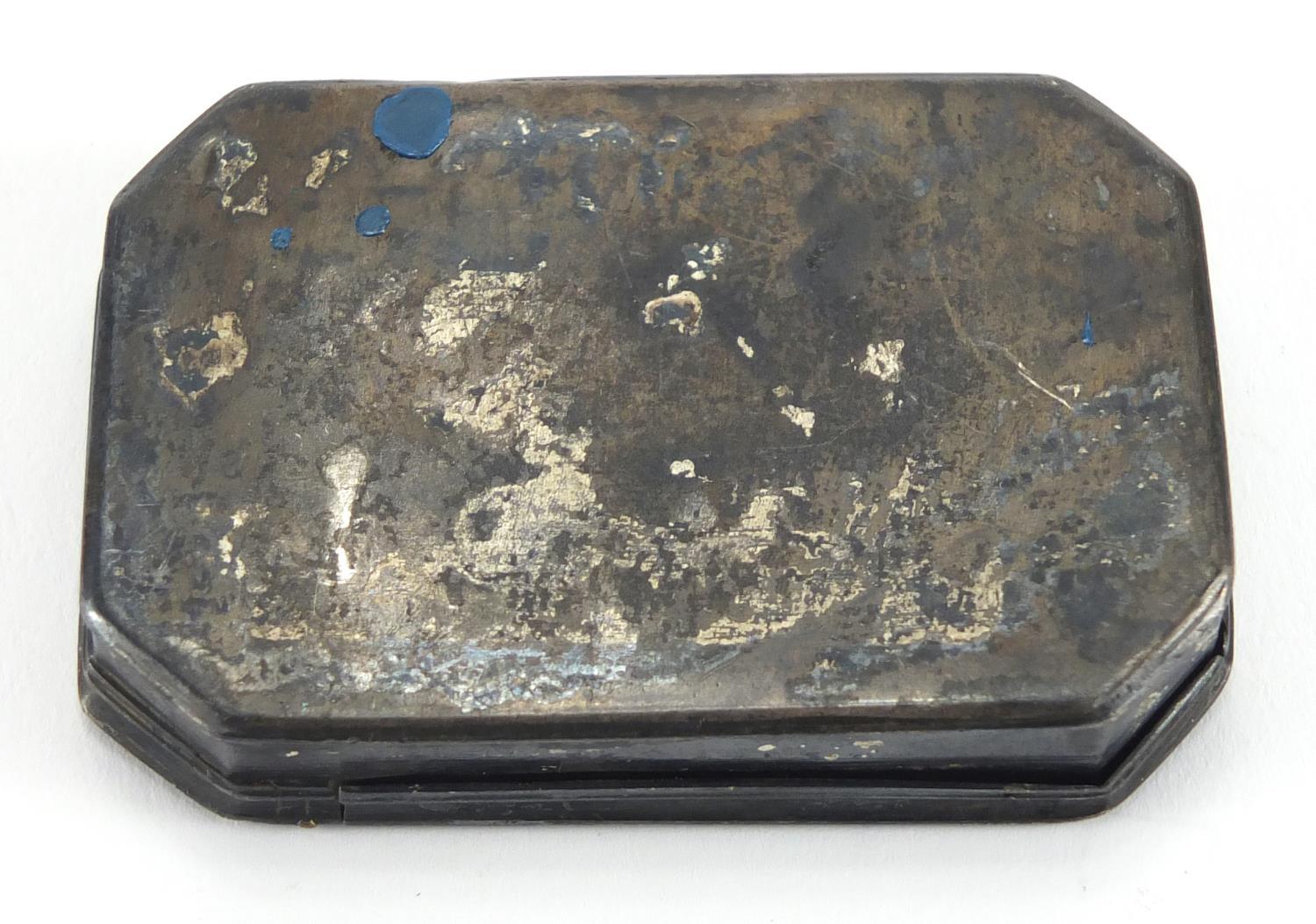 Antique Continental silver snuff box, the hinged lid with engraved decoration, indistinct - Image 4 of 4