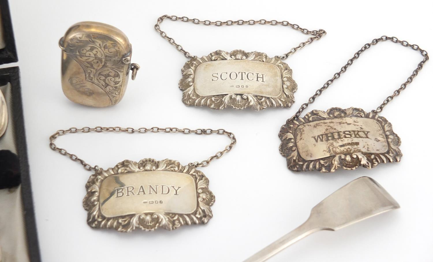 Silver items including a Victorian straining spoon, three decanter labels, a vesta and set of six - Image 3 of 6
