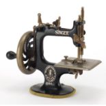 Vintage child's black enamel Singer sewing machine, 18cm high : For Further Condition Reports Please