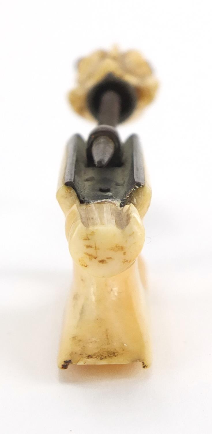 18th/19th century violin ivory bow frog, the screw carved with an animals head and set with amethyst - Image 3 of 7