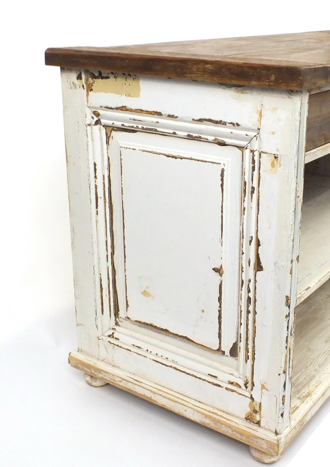 Shabby Chic stained and hand painted pine dresser base, fitted with four drawers above two - Image 5 of 7