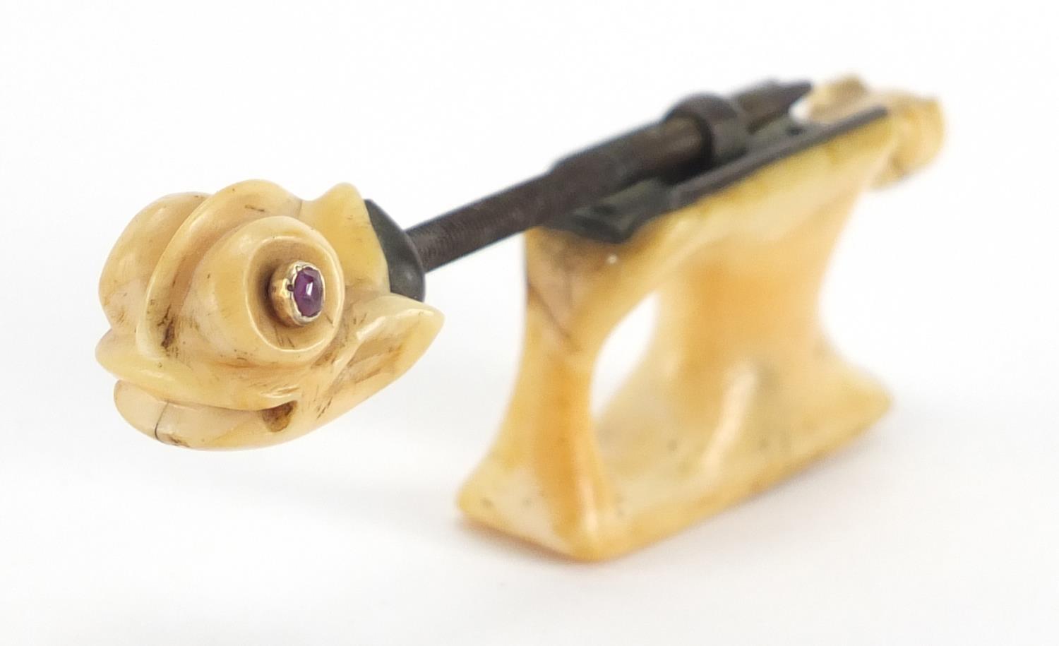 18th/19th century violin ivory bow frog, the screw carved with an animals head and set with amethyst - Image 2 of 7