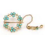 15ct gold turquoise and seed pearl wreath brooch with safety chain and clasp, 3cm in diameter,