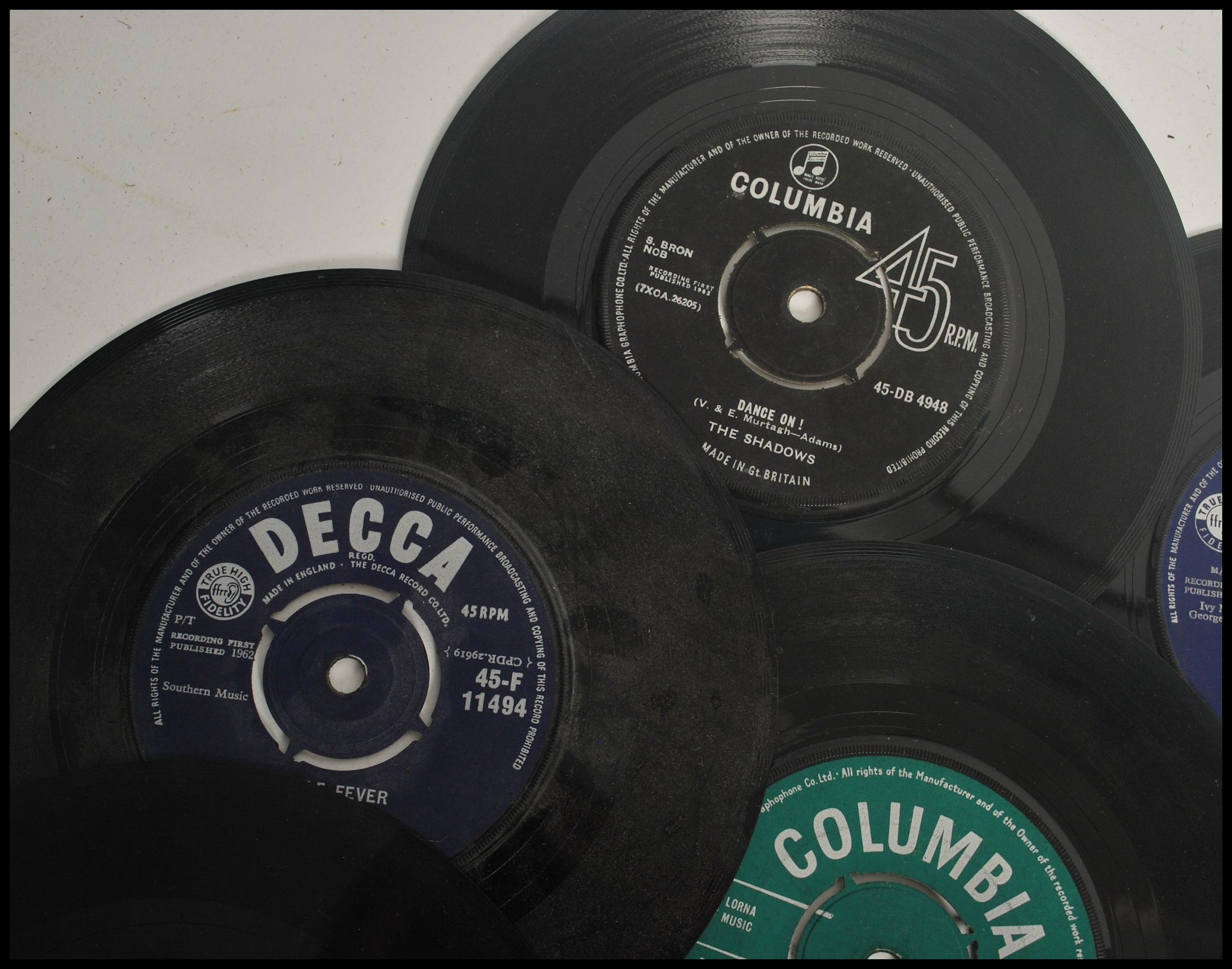 A collection of vinyl 7" 45rpm record singles dating from the 1960s featuring various artists and - Image 6 of 11