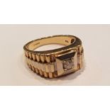 A gents vintage 9ct gold diamond ring having central round cut stone approx 20pnts. Total weight 6.