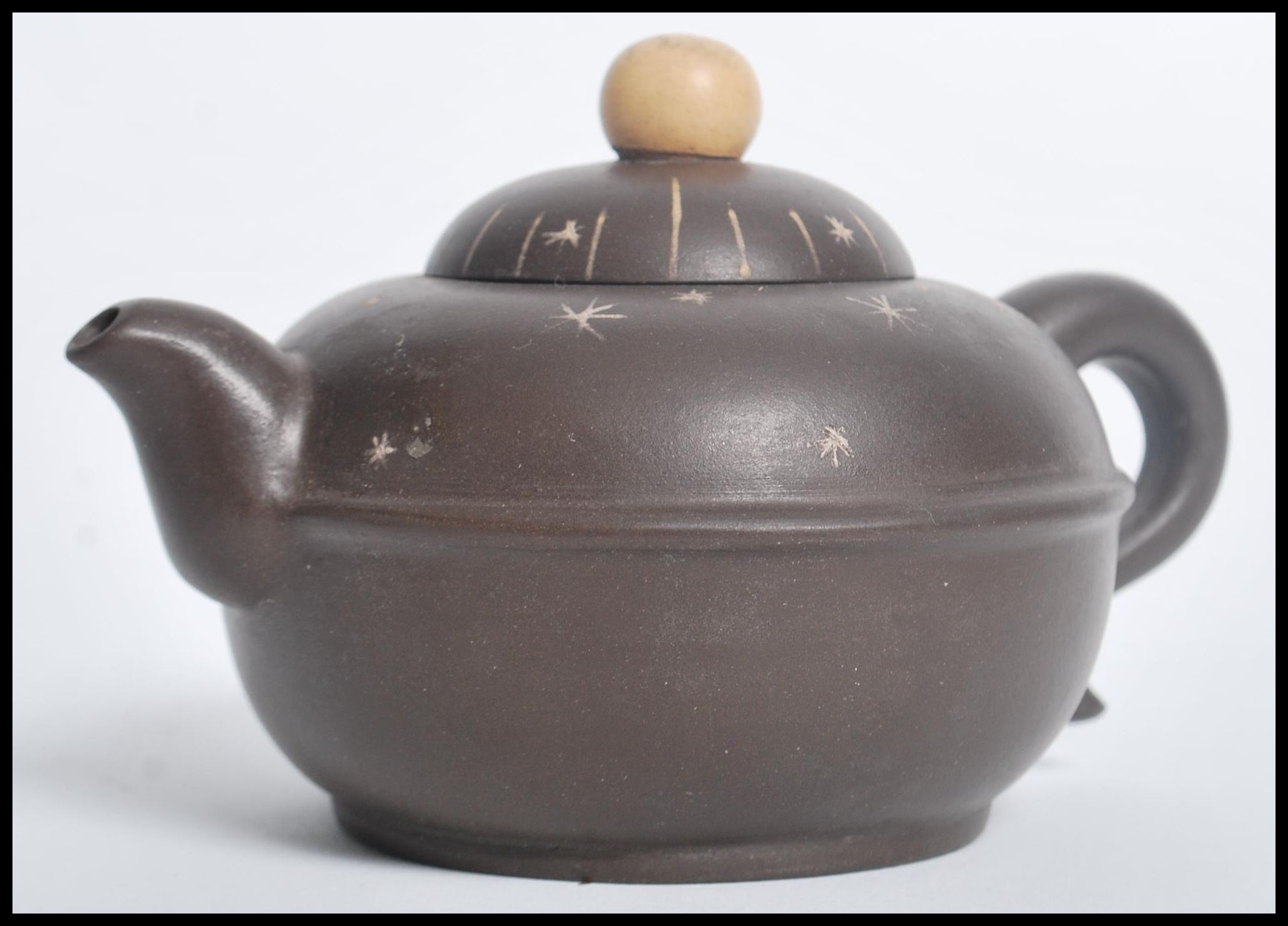 A Chinese Yi Zing terracotta teapot having a ball finial lid with star decoration and character - Image 3 of 7