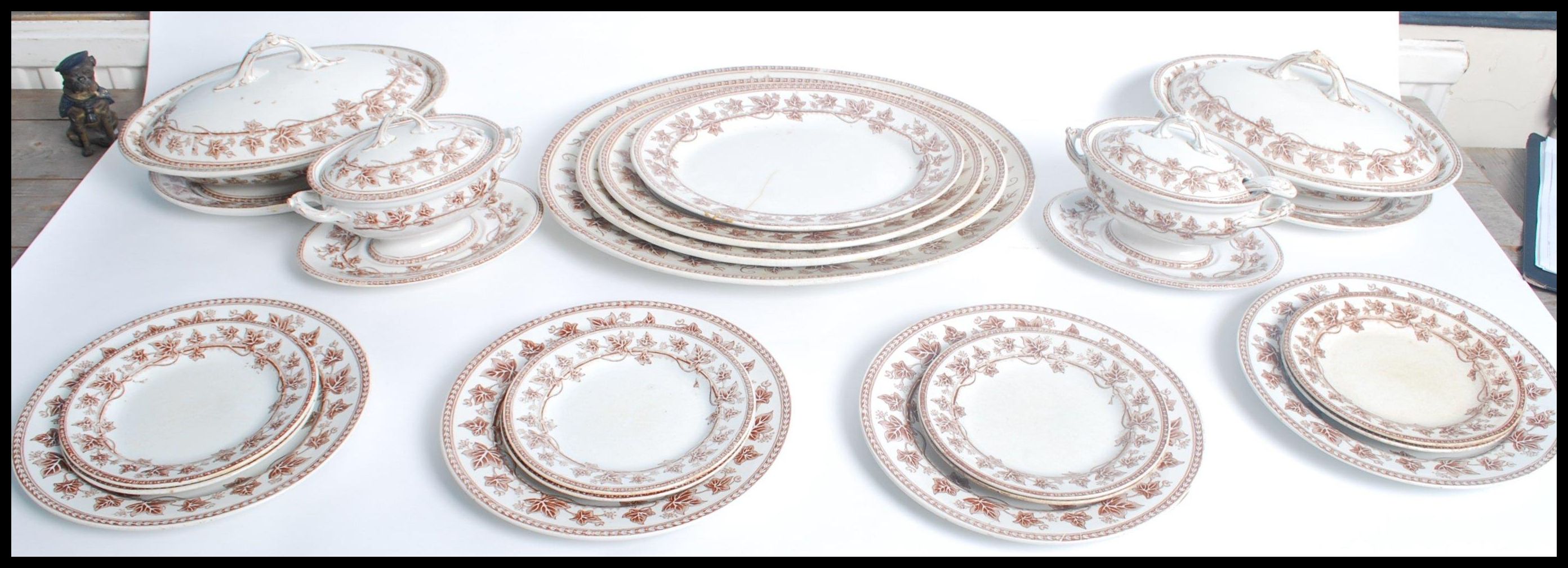 A 19th century Victorian Wedgwood Ivy pattern dinner service consisting of tureens, plates - Image 2 of 8