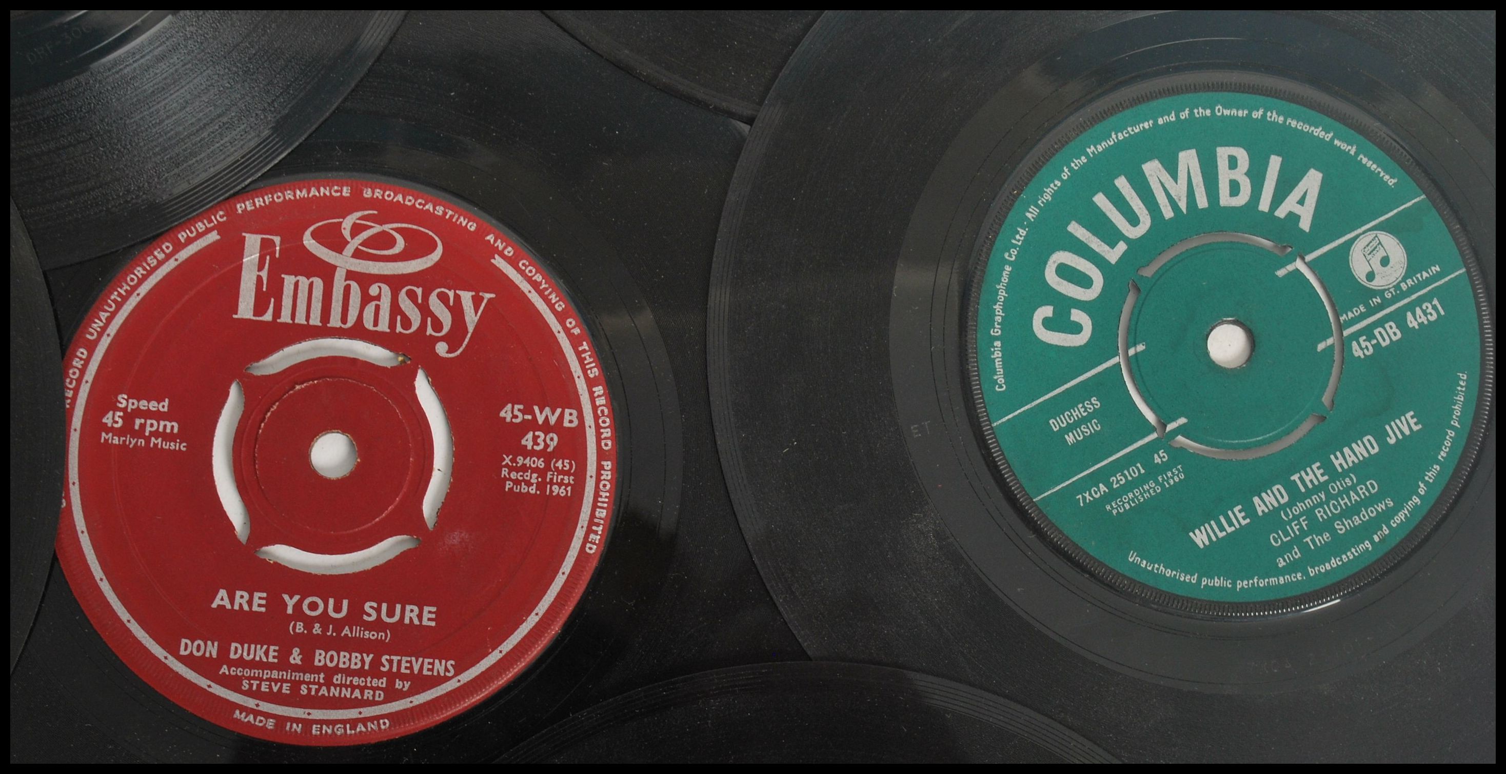 A collection of vinyl 7" 45rpm record singles dating from the 1960s featuring various artists and - Image 4 of 11