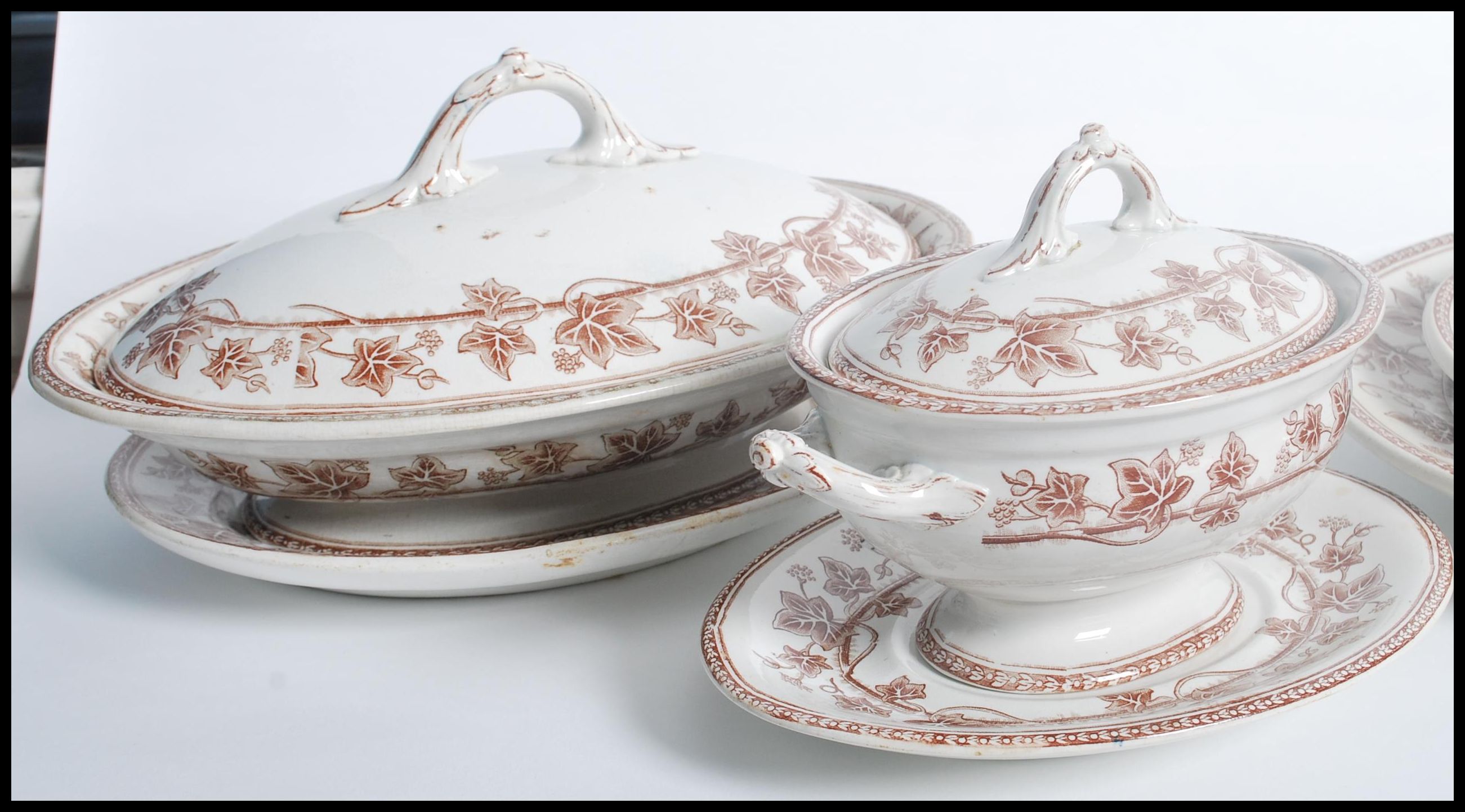 A 19th century Victorian Wedgwood Ivy pattern dinner service consisting of tureens, plates - Image 7 of 8