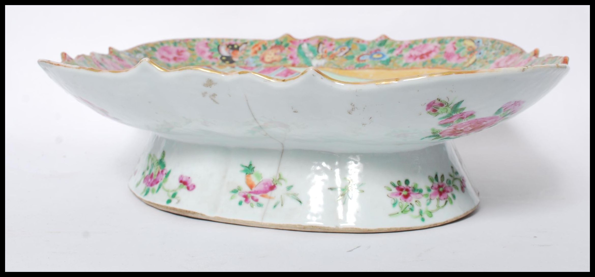 An antique 19th century Chinese Cantonese famille rose hand painted diamond shaped dish, featuring a - Image 5 of 7