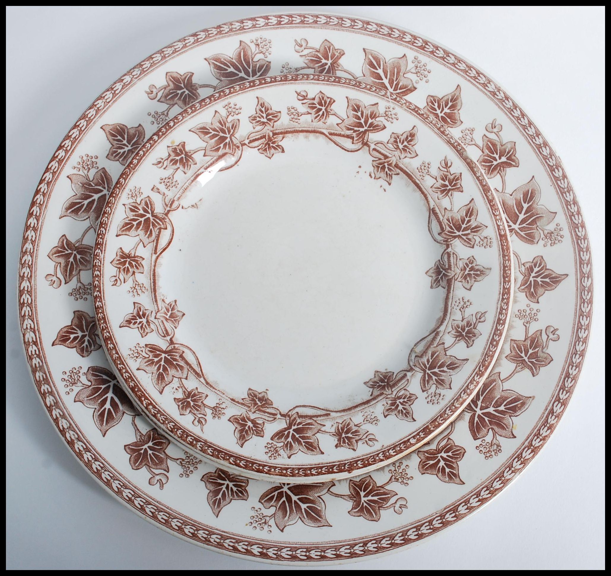 A 19th century Victorian Wedgwood Ivy pattern dinner service consisting of tureens, plates - Image 6 of 8