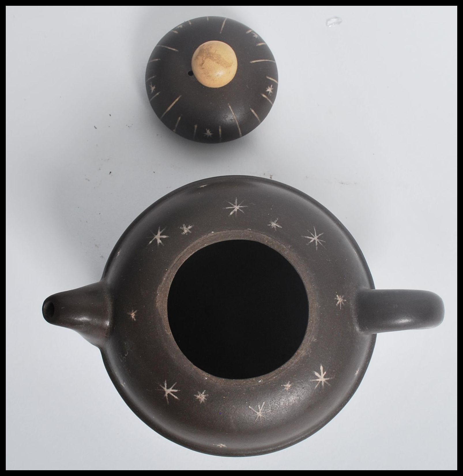 A Chinese Yi Zing terracotta teapot having a ball finial lid with star decoration and character - Image 6 of 7