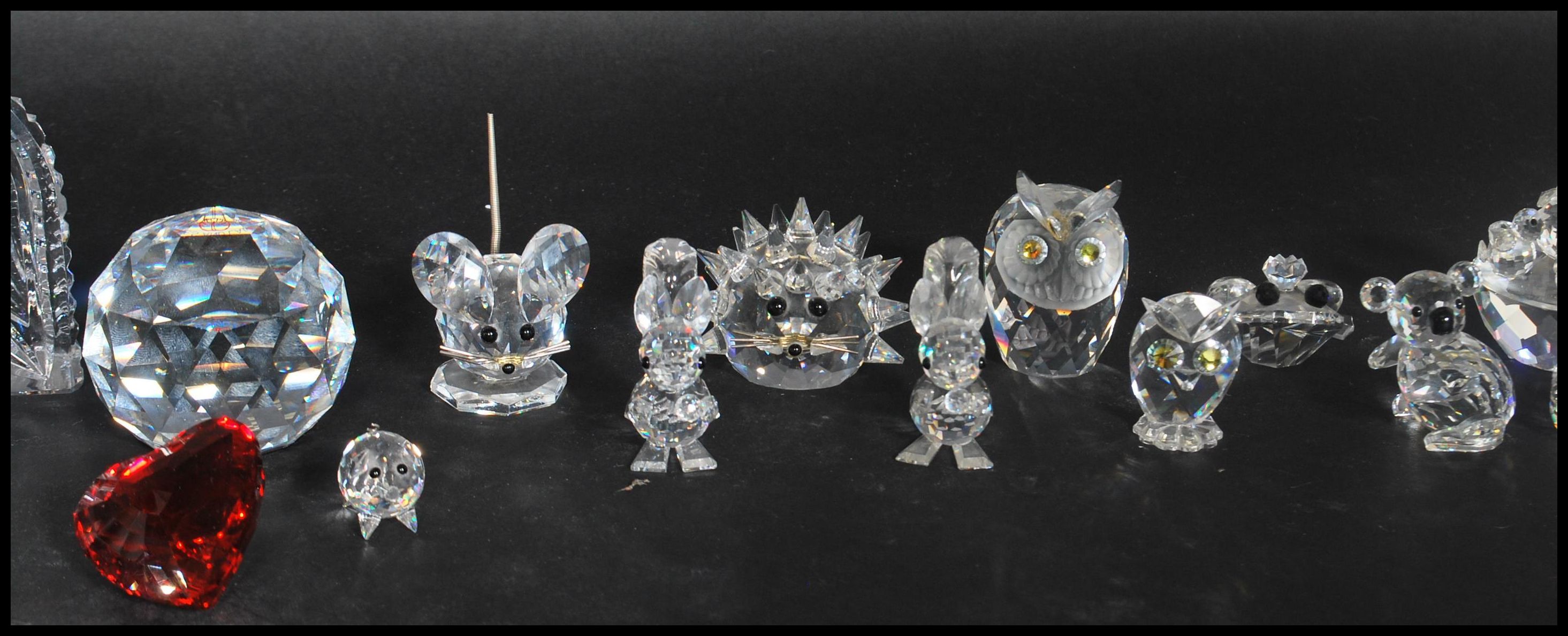 A good extensive collection of Swarovski crystals to include polar bear, mice, butterflies, frogs, - Image 11 of 12