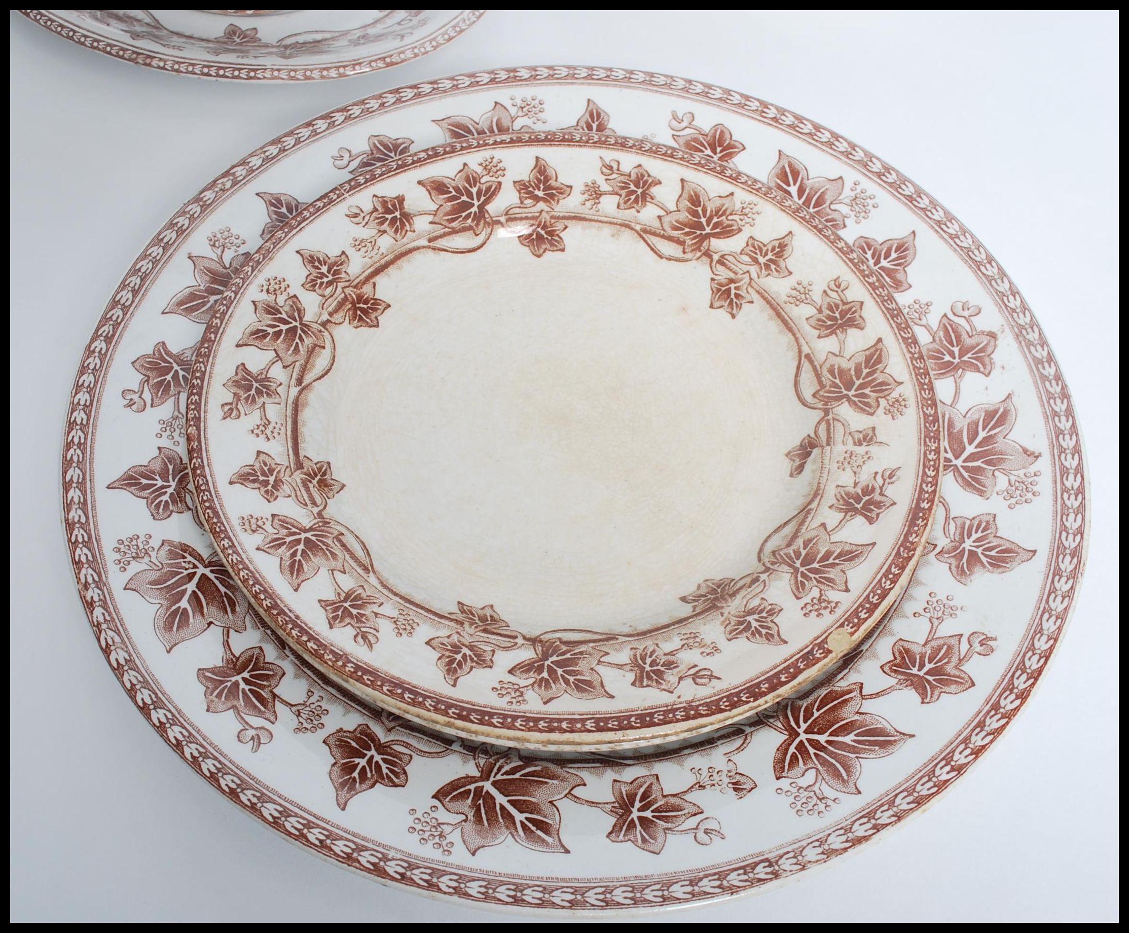 A 19th century Victorian Wedgwood Ivy pattern dinner service consisting of tureens, plates - Image 4 of 8