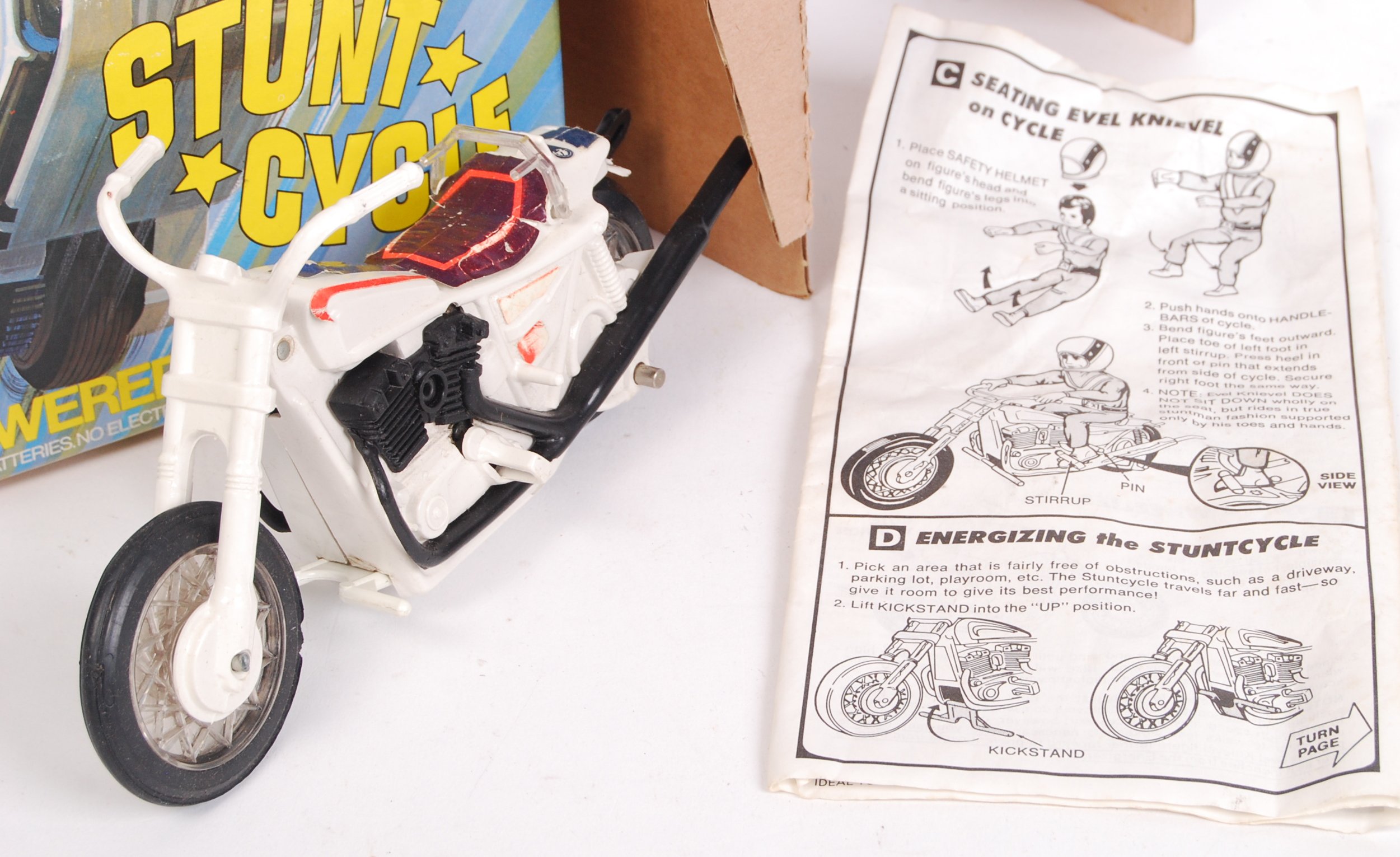 VINTAGE EVEL KNIEVEL STUNT CYCLE PLAYSET AND BOX - Image 3 of 3