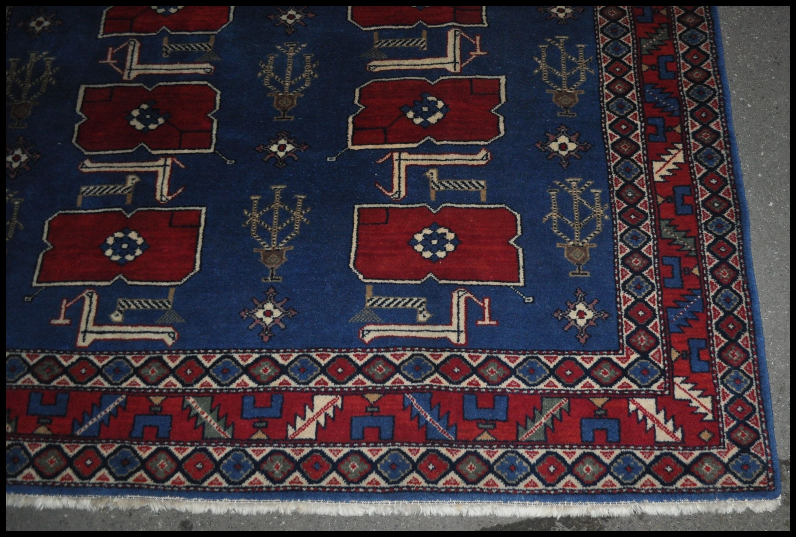 A 20th century handmade Persian carpet rug of wool - Image 3 of 4