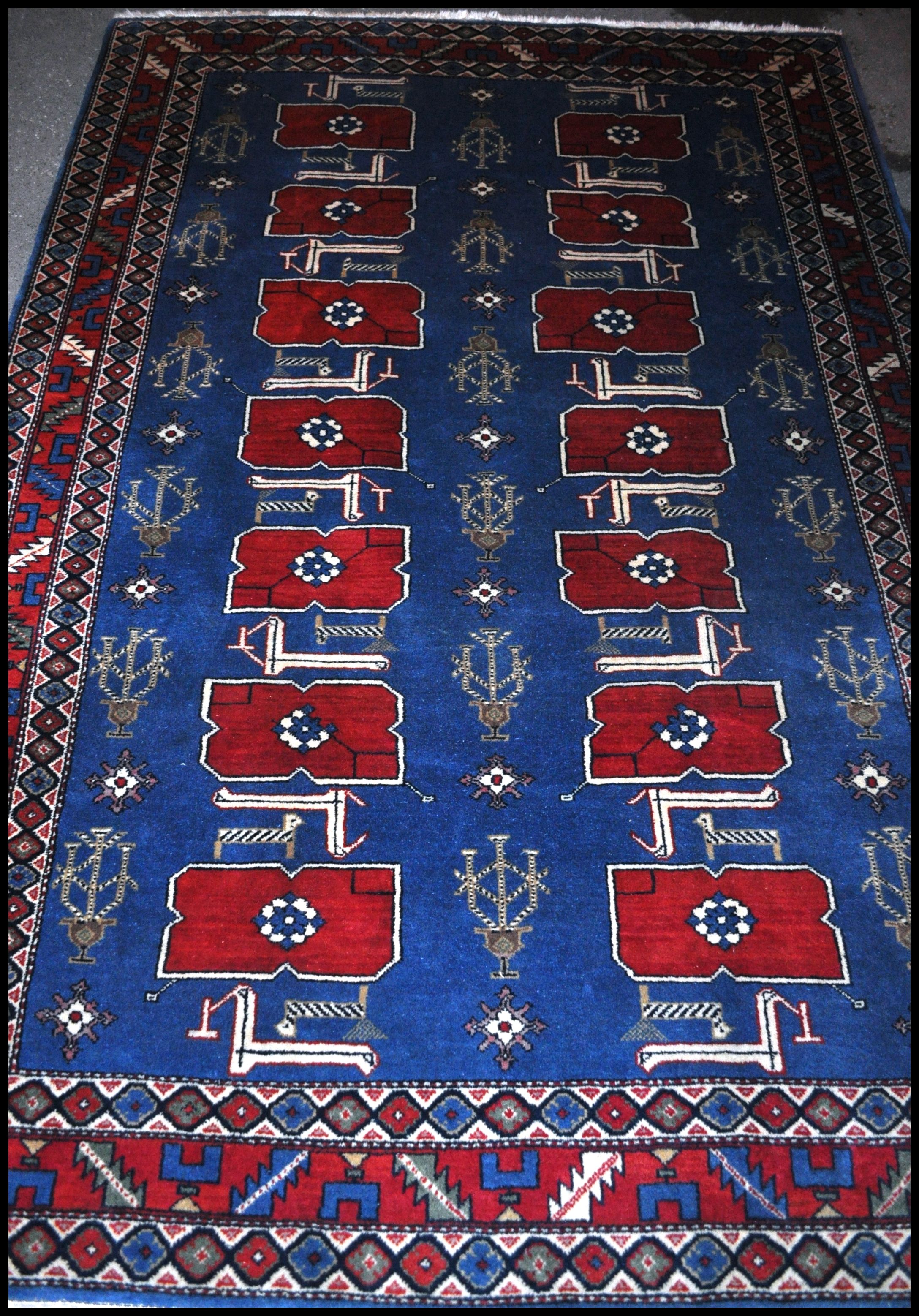 A 20th century handmade Persian carpet rug of wool - Image 2 of 4