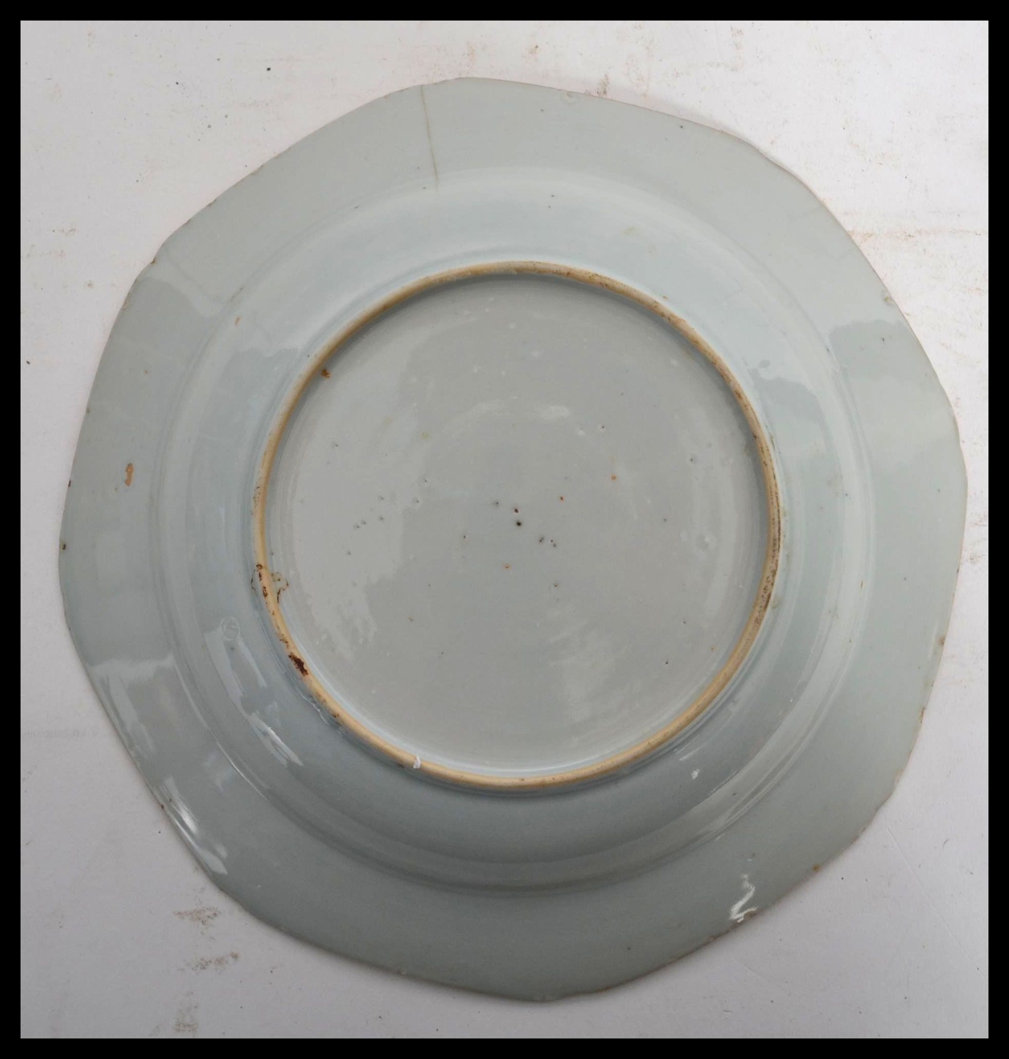 An 18th century Chinese porcelain blue and white plate, the plate decorated with domestic and - Image 4 of 4