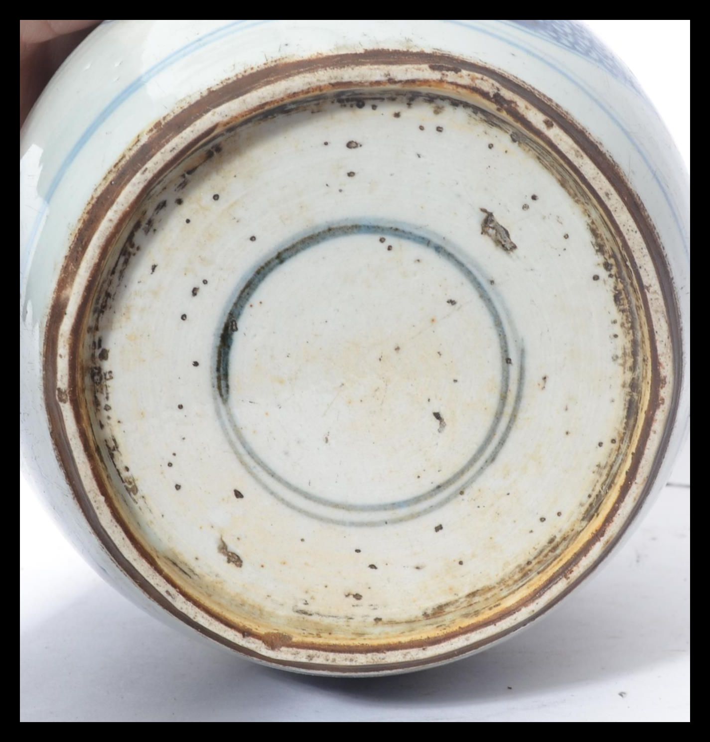 A 18th / 19th century Oriental Chinese ginger jar having a flat lid with concentric blue circles. - Image 7 of 7