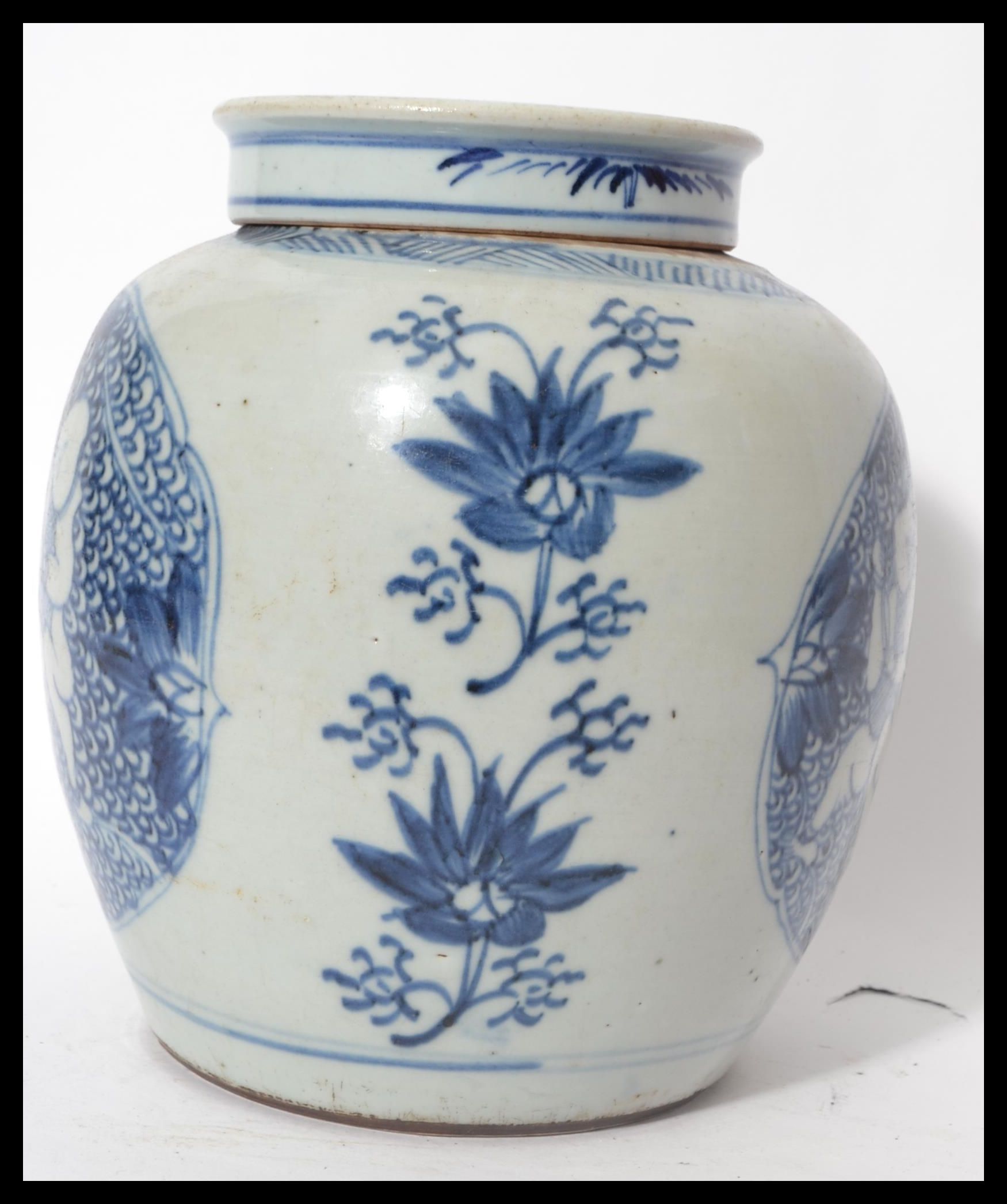 A 18th / 19th century Oriental Chinese ginger jar having a flat lid with concentric blue circles. - Image 4 of 7