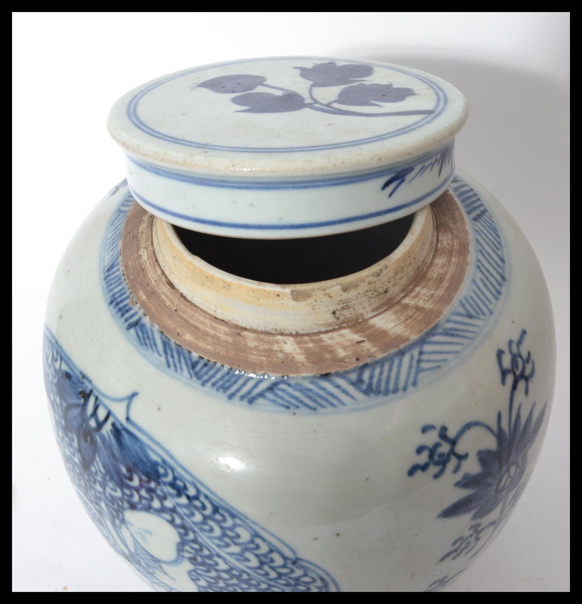 A 18th / 19th century Oriental Chinese ginger jar having a flat lid with concentric blue circles. - Image 6 of 7