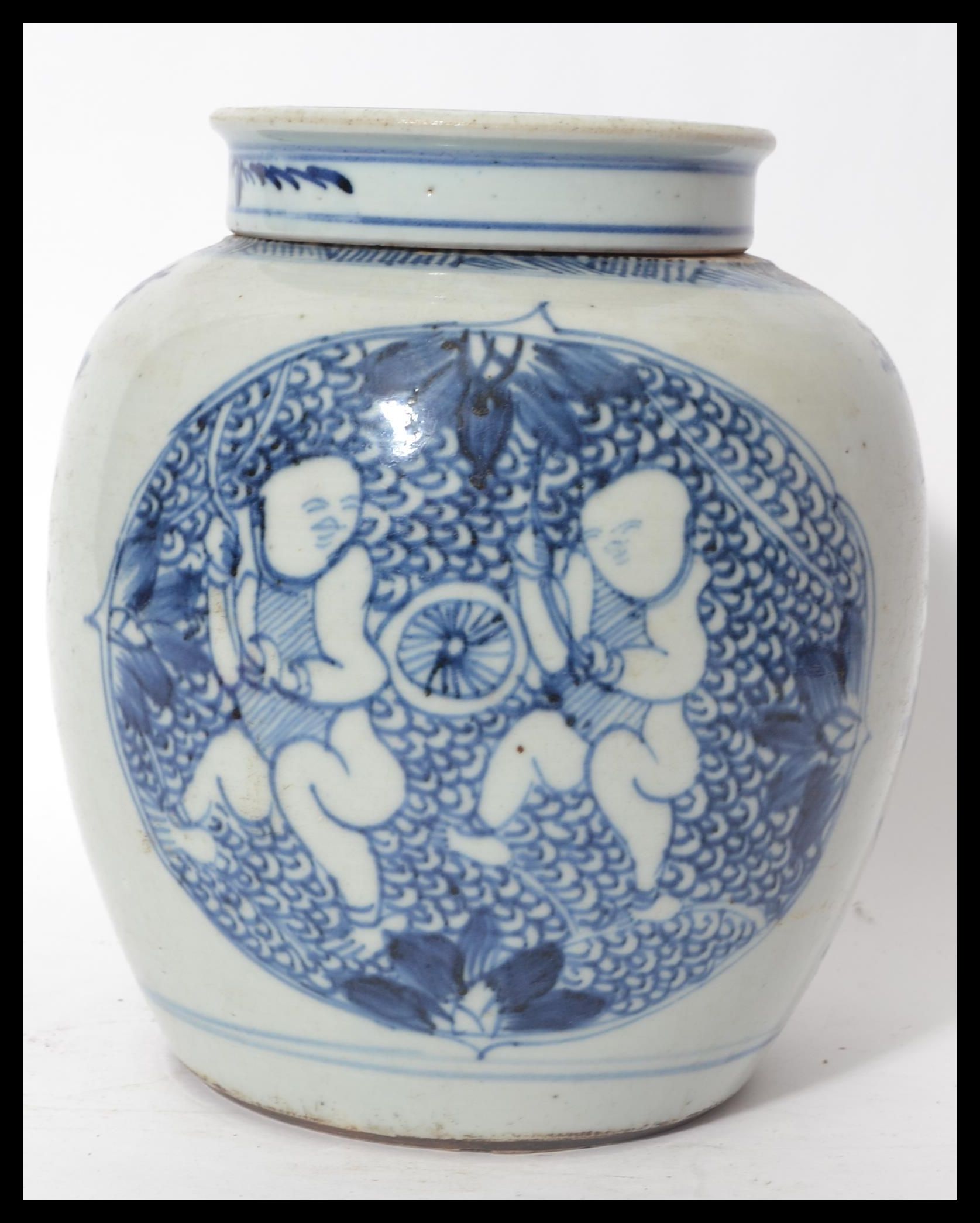A 18th / 19th century Oriental Chinese ginger jar having a flat lid with concentric blue circles. - Image 3 of 7