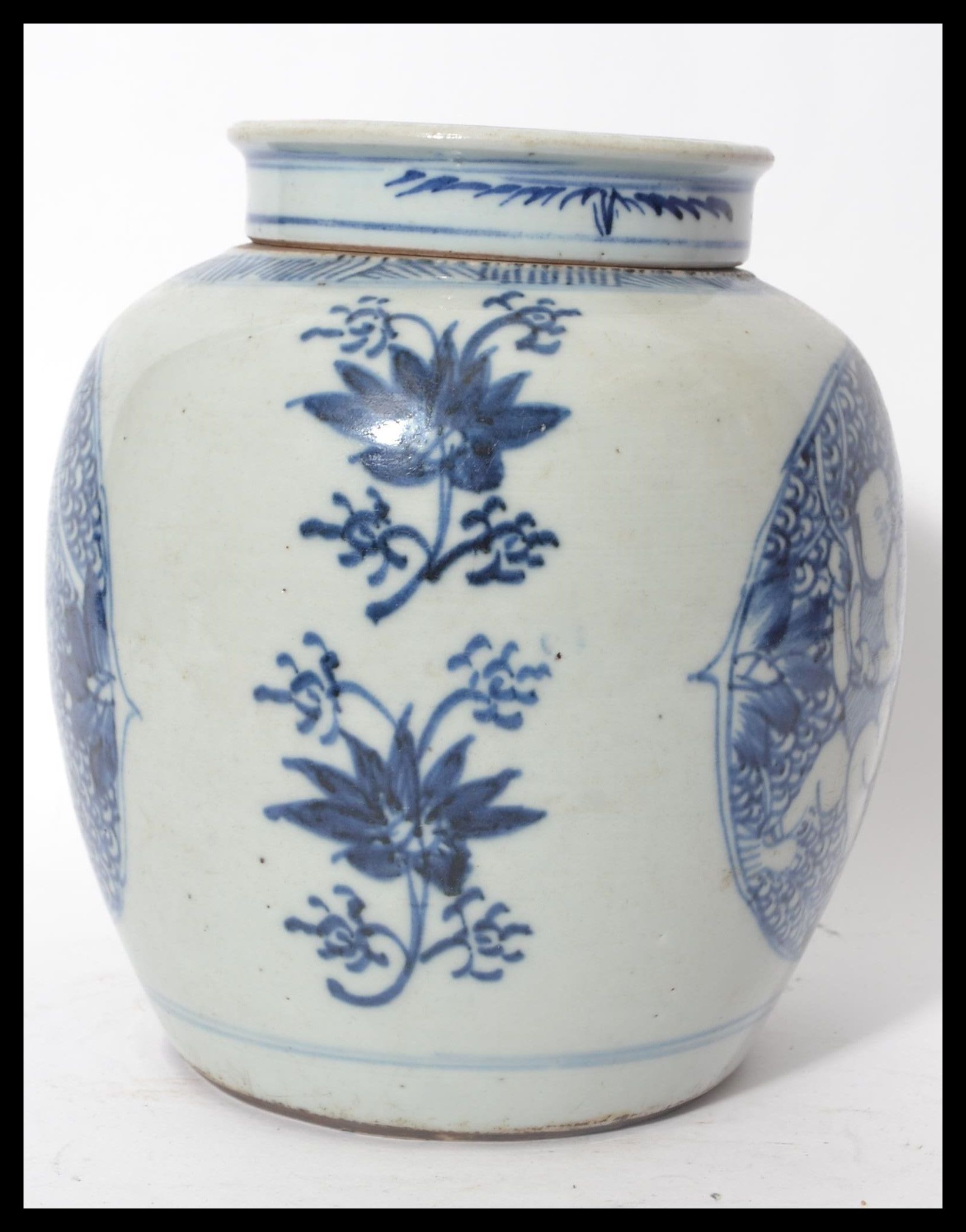 A 18th / 19th century Oriental Chinese ginger jar having a flat lid with concentric blue circles. - Image 2 of 7