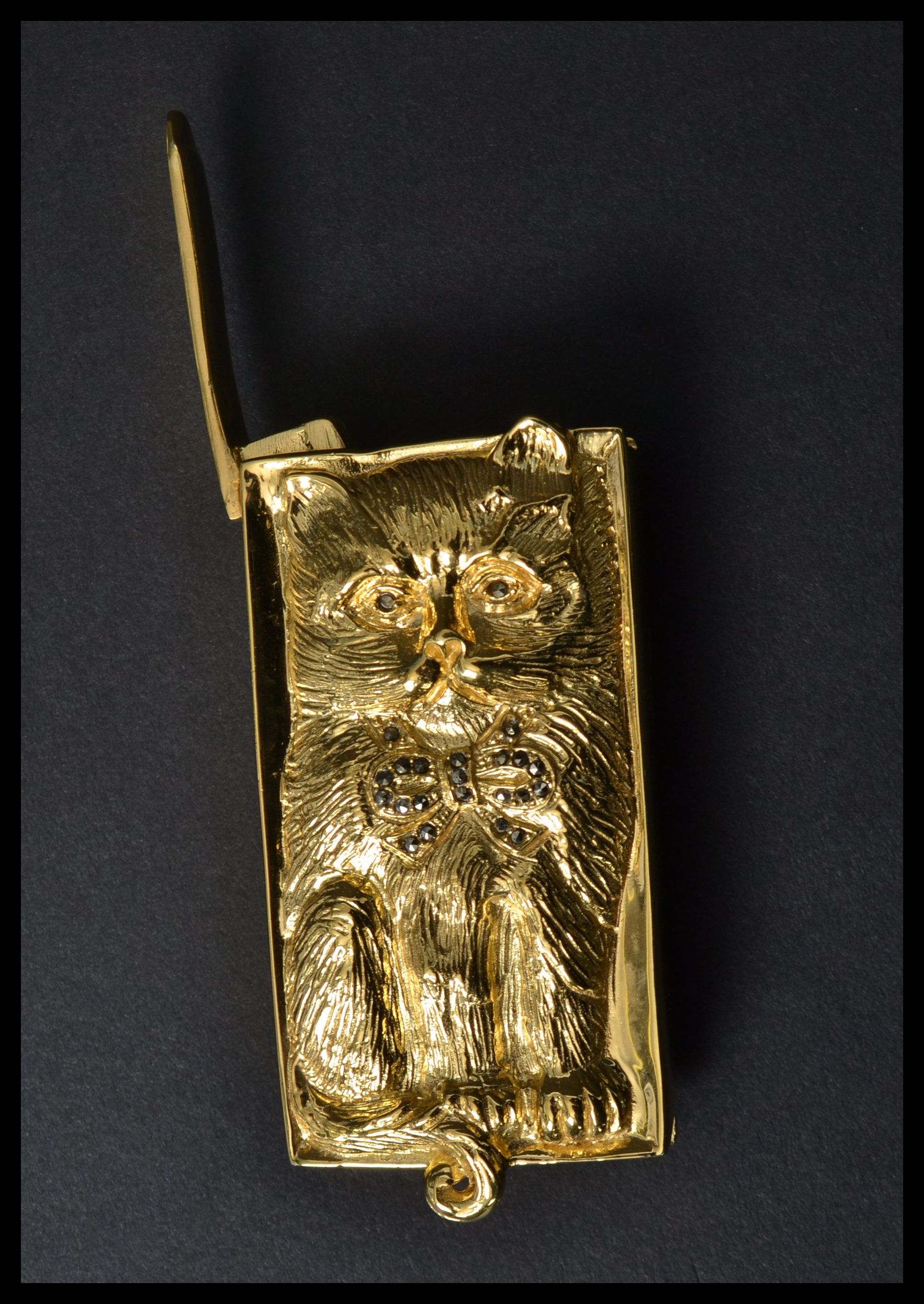 A gilt silver vesta case in the form of a cat with marcasite bow and eyes. Weighs 60.5 grams. - Image 6 of 7