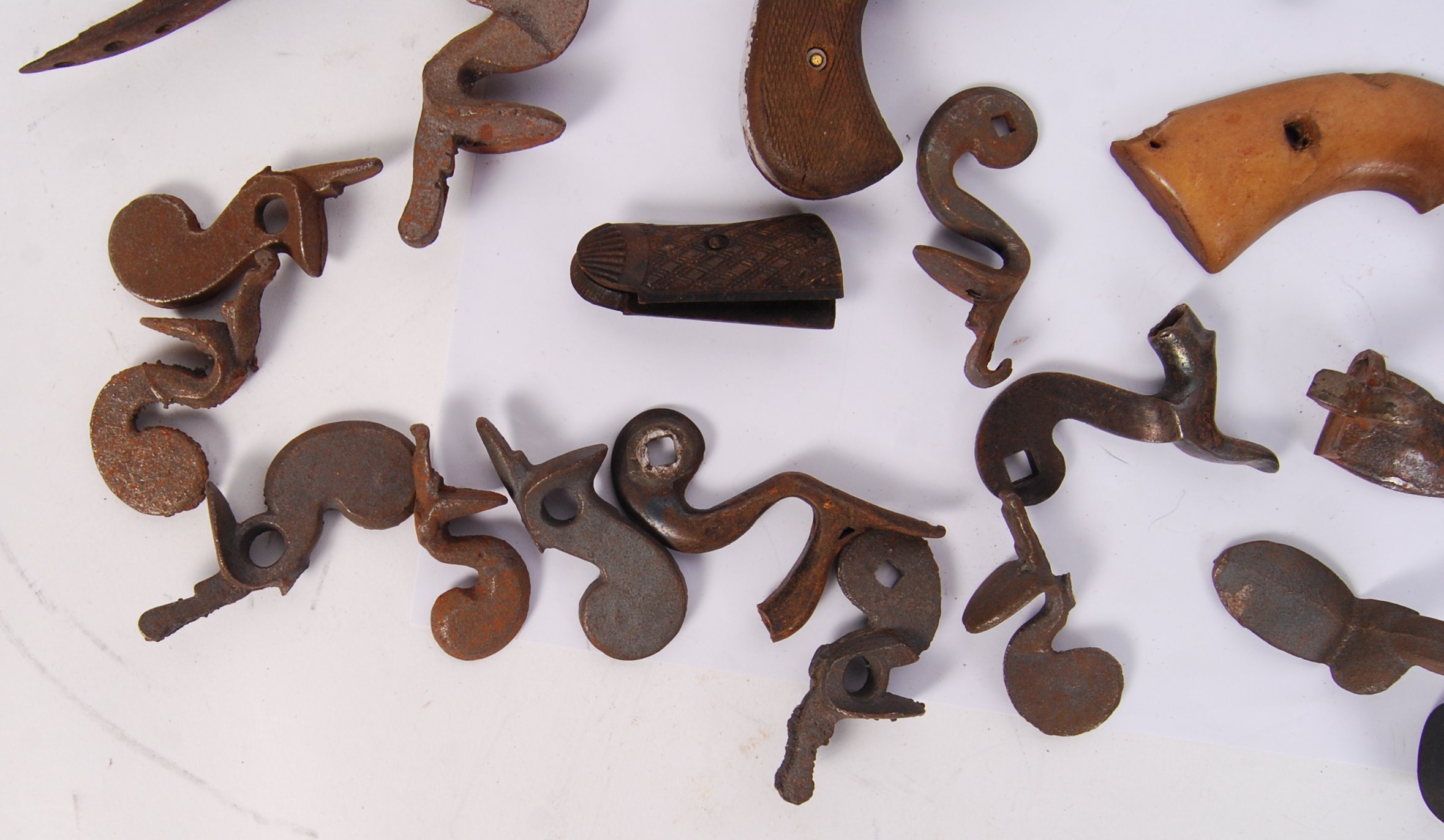 ASSORTED ANTIQUE GUN PARTS / SPARES - Image 4 of 6