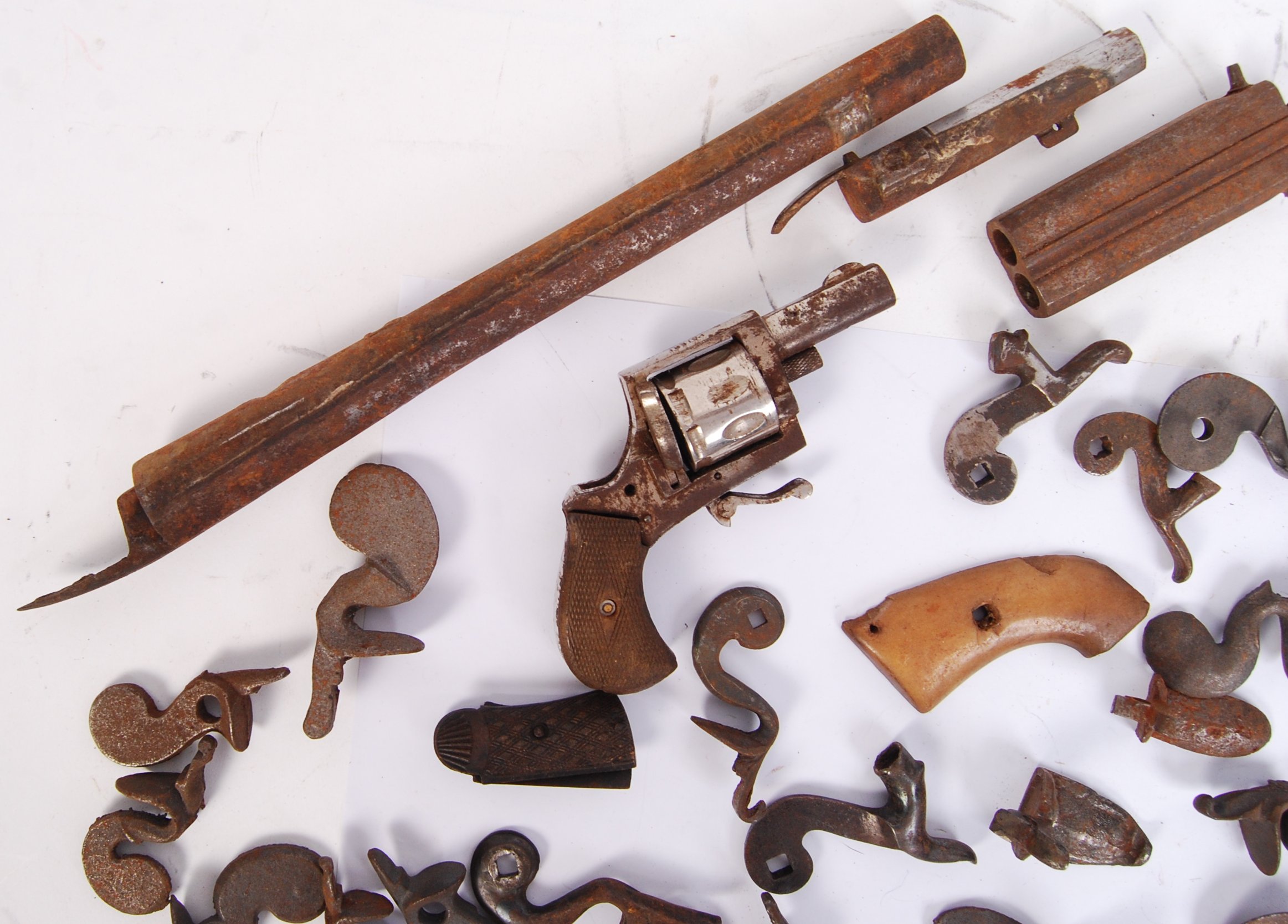 ASSORTED ANTIQUE GUN PARTS / SPARES - Image 2 of 6