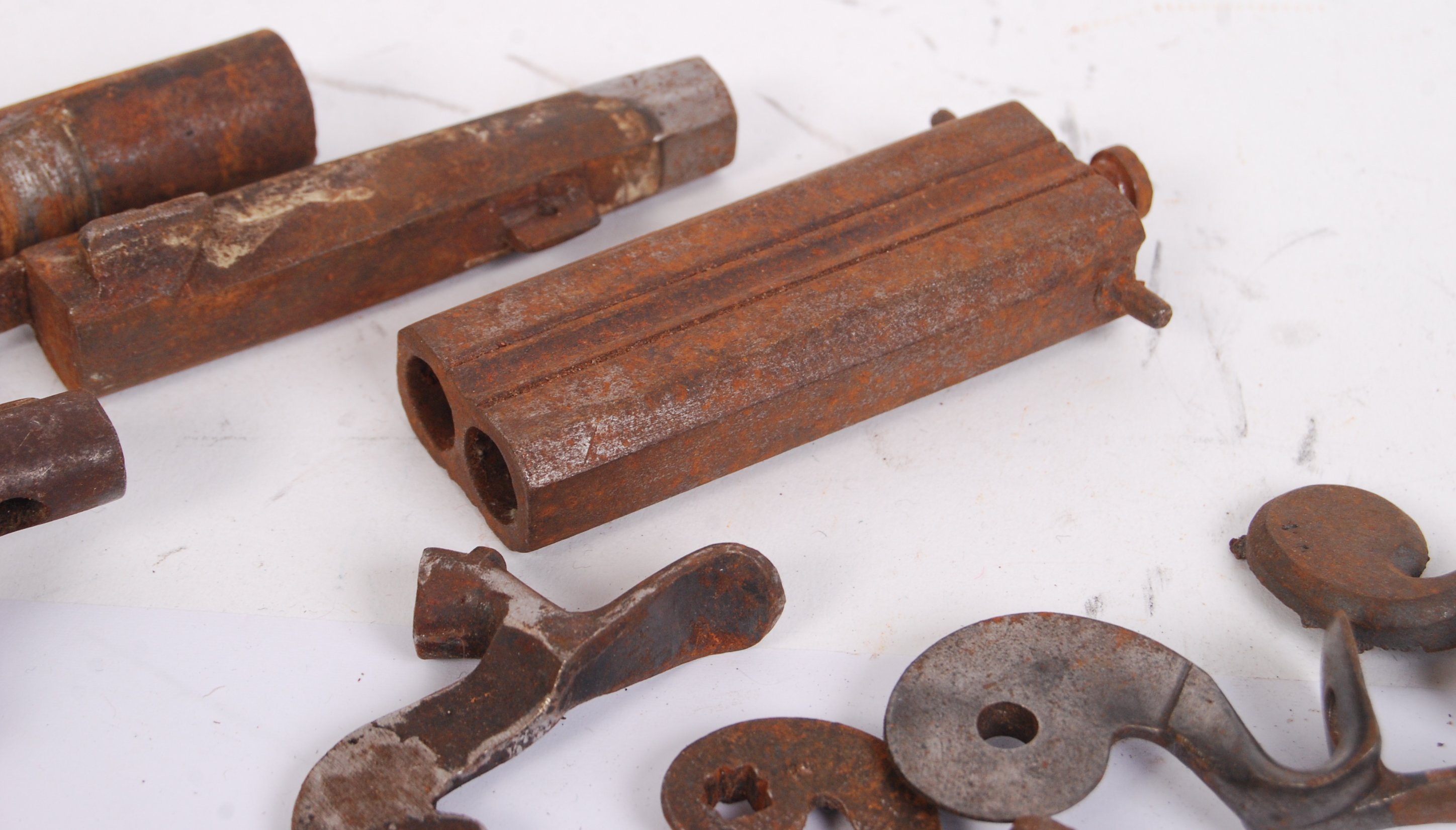 ASSORTED ANTIQUE GUN PARTS / SPARES - Image 5 of 6