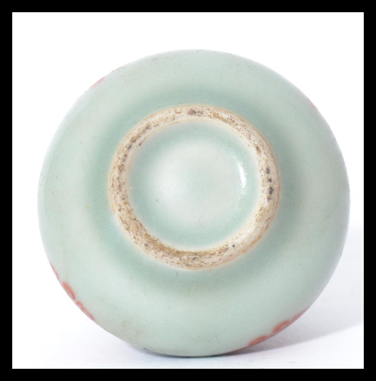 A Chinese celadon gourd shade snuff bottle - perfu - Image 5 of 5