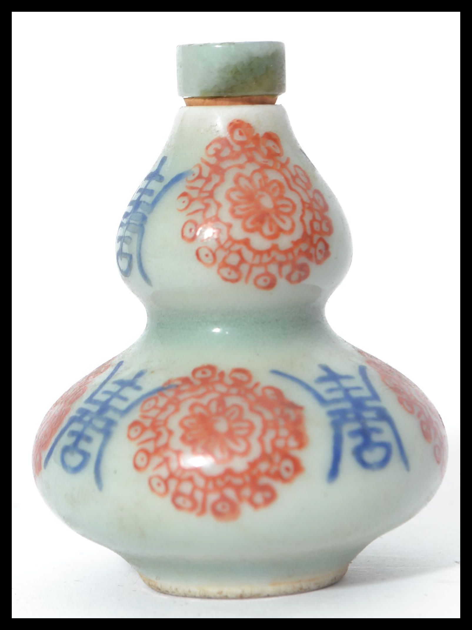 A Chinese celadon gourd shade snuff bottle - perfu - Image 2 of 5